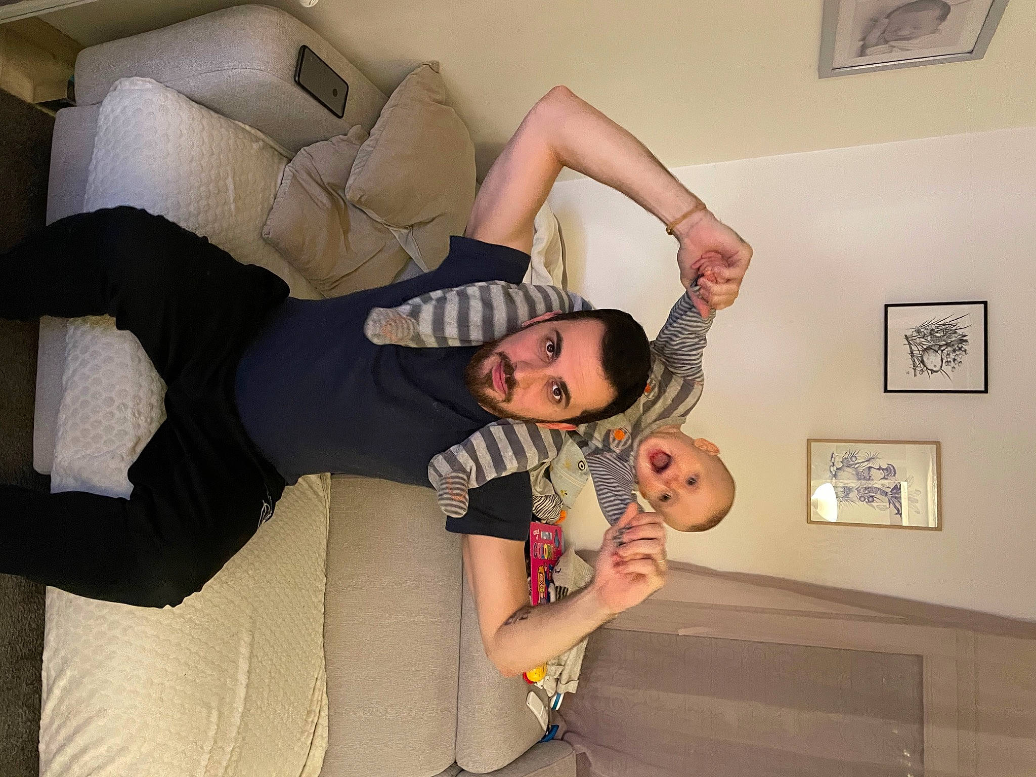 Léo a rejoint le concours — aidez-le/la à gagner de superbes lots ! arm, comfort, couch, elbow, eyewear, finger, flash_photography, floor, gesture, glasses, happy, human_body, joint, knee, leg, person, picture_frame, shoe, shoulder, textile