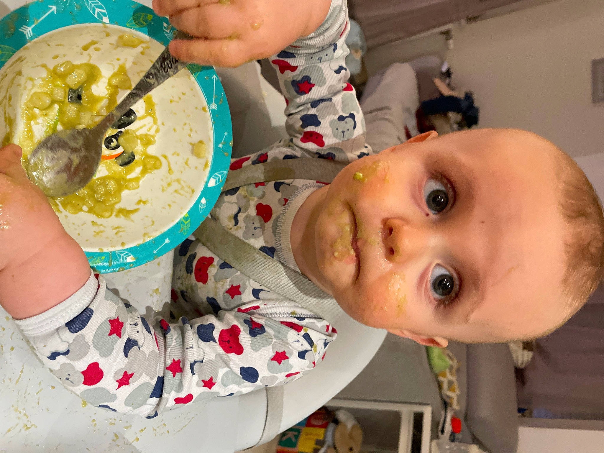 Léo participe au concours pour gagner de l'argent avec cette photo : baby, chair, child, comfort_food, cuisine, dish, dishware, eyelash, food, fun, happy, ingredient, junk_food, meal, nose, person, plate, recipe, spoon, tableware