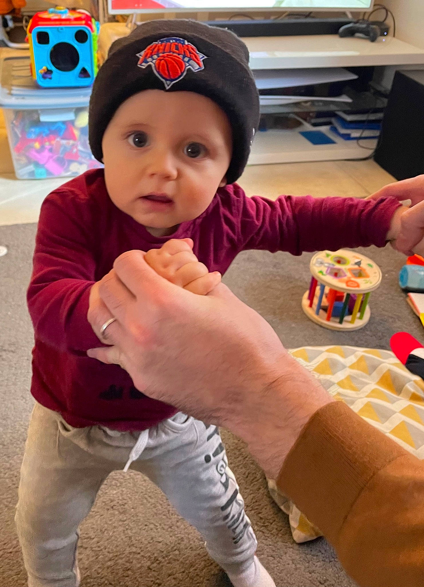 Léo participe au concours pour gagner de l'argent avec cette photo : baby, baseball_cap, cake, cap, carmine, child, comfort_food, dessert, fun, hand, headwear, holiday, nail, pattern, people, person, play, sitting, sleeve, table