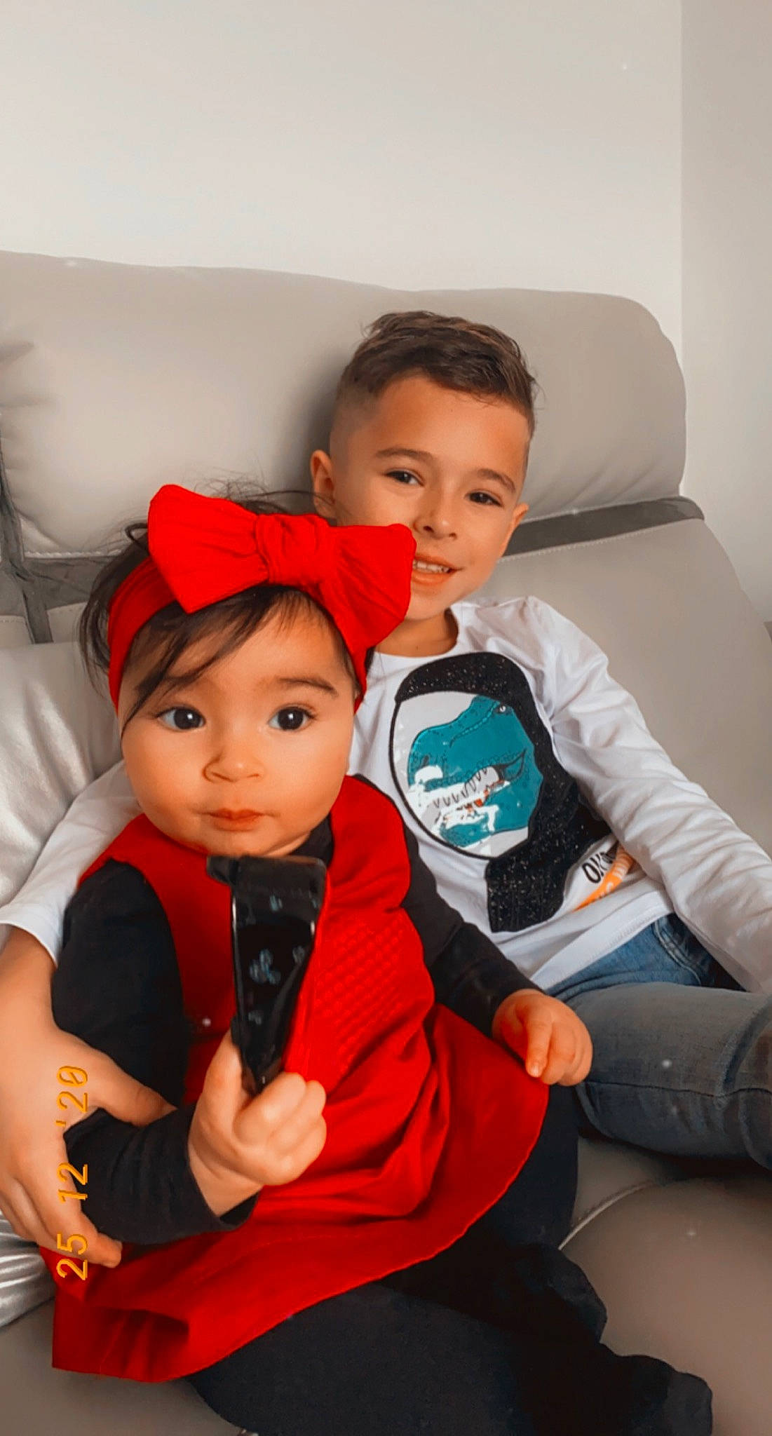 Djena participe au concours pour gagner de l'argent avec cette photo : arm, baby, baby_toddler_clothing, beauty, chair, child, comfort, couch, event, eye, fun, hairstyle, happy, person, red, room, sitting, skin, sleeve, t_shirt