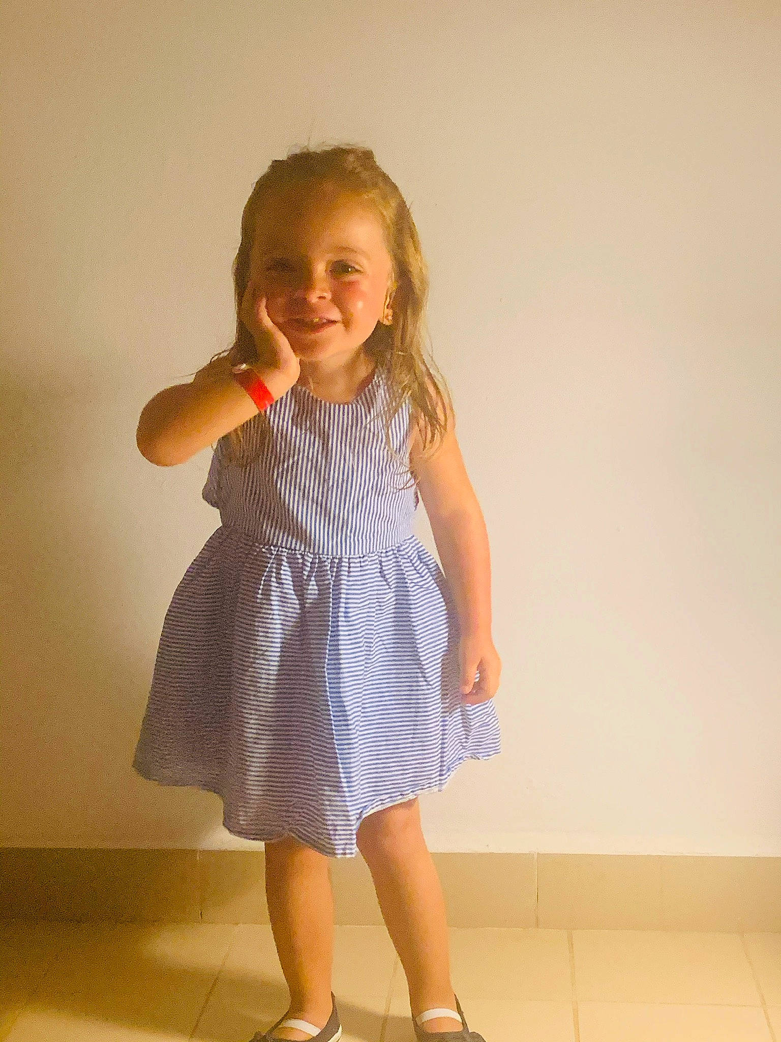 Norah participe au concours pour gagner de l'argent avec cette photo : arm, child, child_model, clothing, dress, finger, footwear, gesture, joint, joy, pattern, person, shoe, shoulder, sleeve, standing, toddler, white