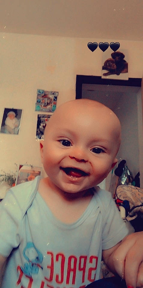 John a rejoint le concours — aidez-le/la à gagner de superbes lots ! baby, baby_laughing, cheek, chin, ear, eyebrow, eyelash, forehead, happy, iris, jaw, lip, mouth, nose, skin, sleeve, smile, t_shirt, toddler, tooth