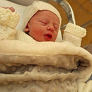 Owen participe au concours pour gagner de l'argent avec cette photo : newborn, baby, sleeping, blanket, knit_hat, knit_mittens, hospital_bassinet, infant, face, cozy, soft_texture, resting, indoors, cute, portrait, child, warm_clothing, hospital, peaceful, wrapped