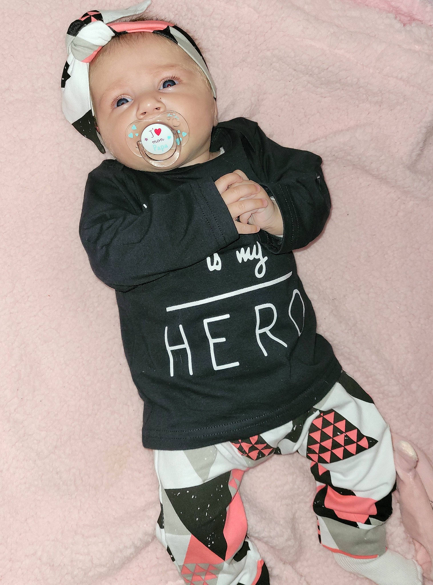 Lysalou participe au concours pour gagner de l'argent avec cette photo : baby, baby_toddler_clothing, carmine, child, helmet, jacket, jersey, knee, person, personal_protective_equipment, player, sleeve, sports_equipment, sports_gear, sports_uniform, sportswear, t_shirt, thigh, toddler, toy