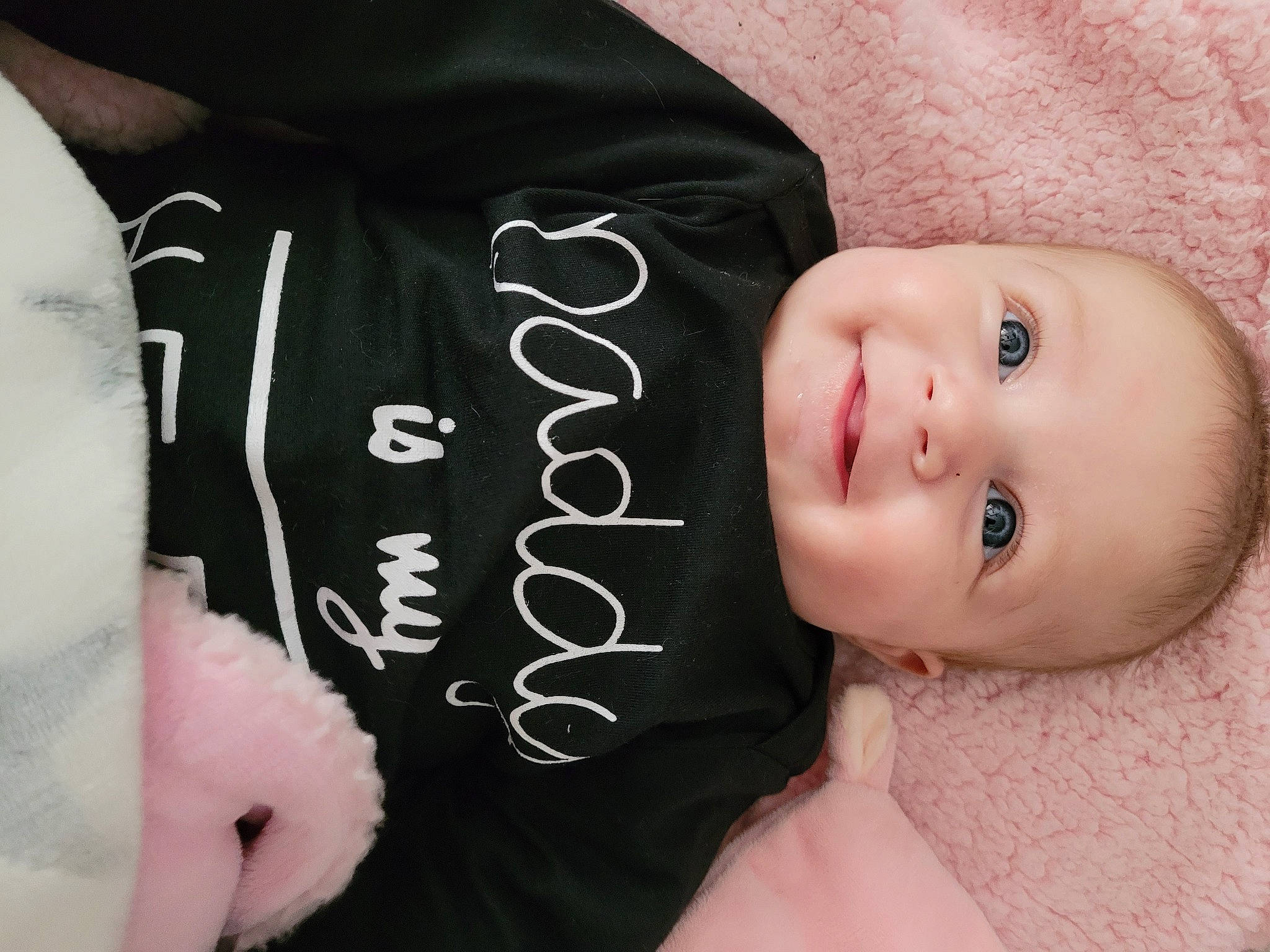 Lysalou a rejoint le concours — aidez-le/la à gagner de superbes lots ! cheek, eye, eyebrow, eyelash, facial_expression, finger, gesture, hand, lip, mammal, mouth, nose, person, pink, plant, product, skin, sleeve, smile, textile