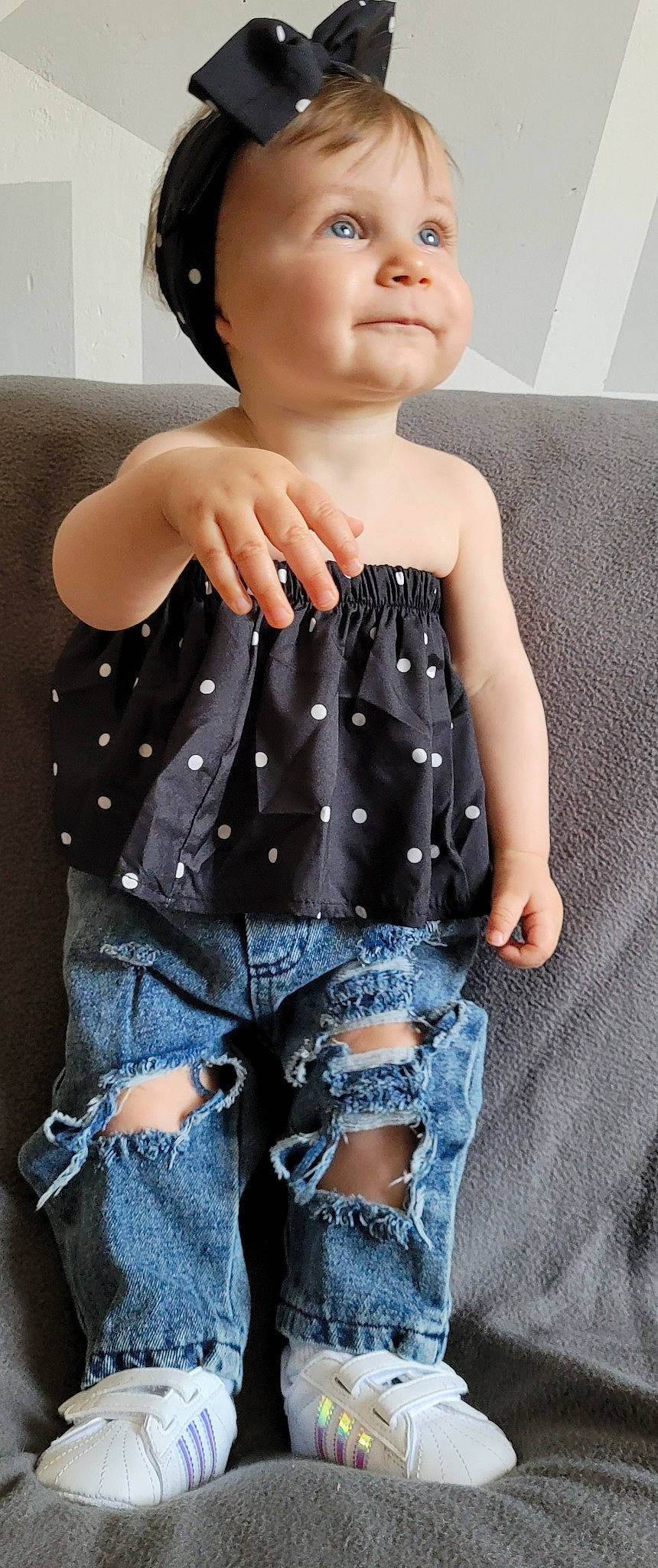 Lysalou participe au concours pour gagner de l'argent avec cette photo : baby_toddler_clothing, black, clothing, day_dress, eyelash, fashion_design, hand, human_body, joint, leg, neck, outerwear, person, shorts, shoulder, sleeve, textile, thigh, trunk, waist