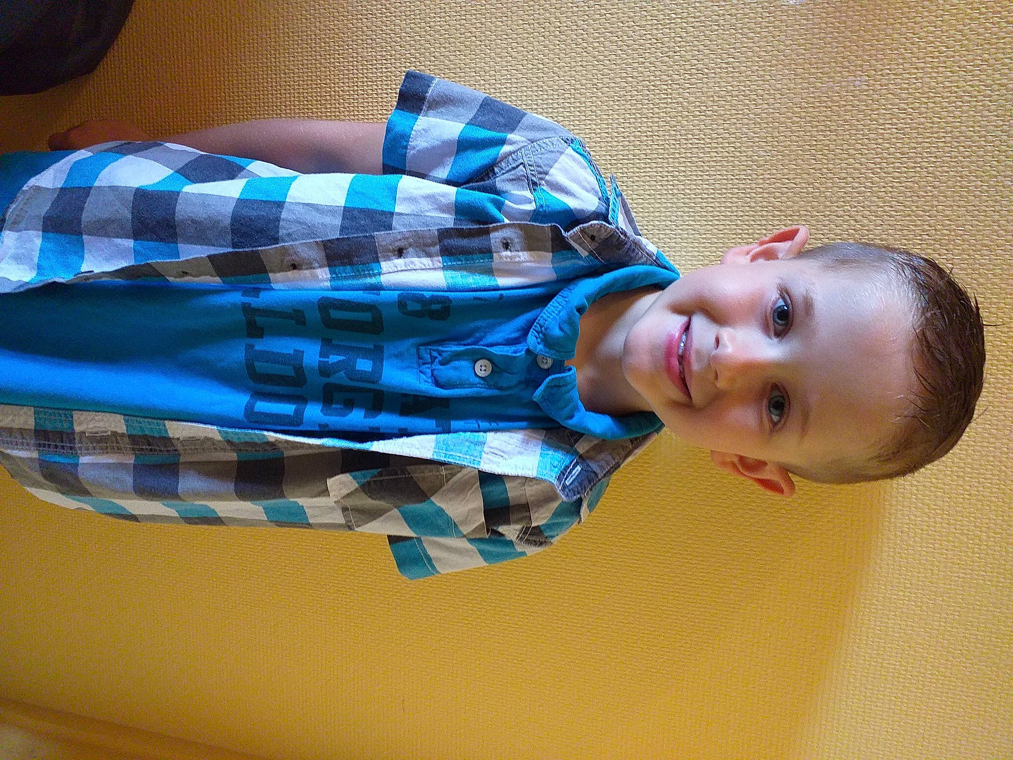 Noan a rejoint le concours — aidez-le/la à gagner de superbes lots ! arm, baby, baby_toddler_clothing, child, comfort, dress_shirt, elbow, electric_blue, finger, happy, human_body, joy, pattern, person, plaid, sitting, sleeve, smile, tartan, thumb