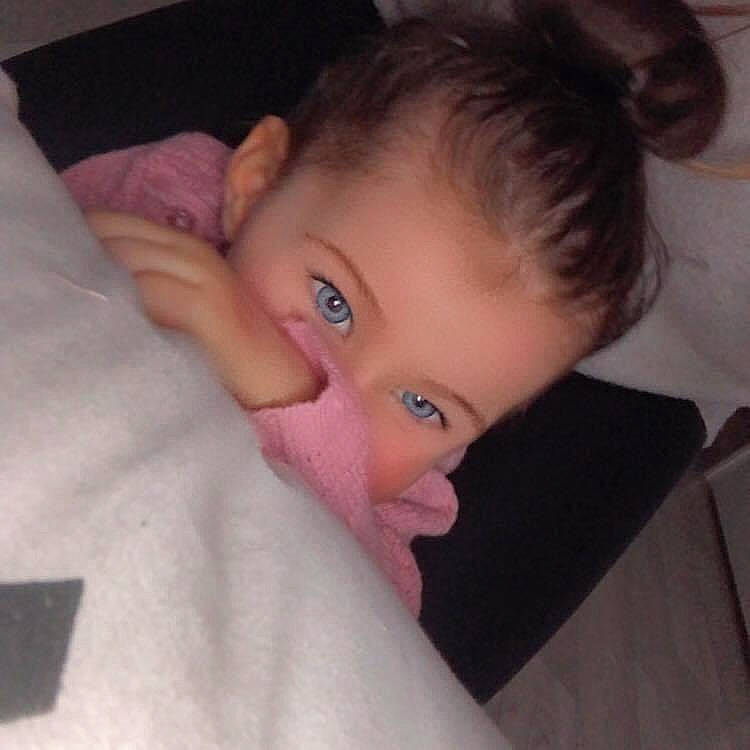 Melyna a rejoint le concours — aidez-le/la à gagner de superbes lots ! baby, cheek, chin, comfort, ear, eyebrow, eyelash, finger, forehead, gesture, happy, human_body, iris, lip, mouth, neck, nose, person, skin, sleeve