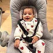 Shayel a rejoint le concours — aidez-le/la à gagner de superbes lots ! baby, baby_seat, child, comfortable, cozy, cushion, cute, face, gray, happy, hearts_pattern, indoors, infant, playful, portrait, sitting, smiling, warm_clothing, white_clothing, young_child