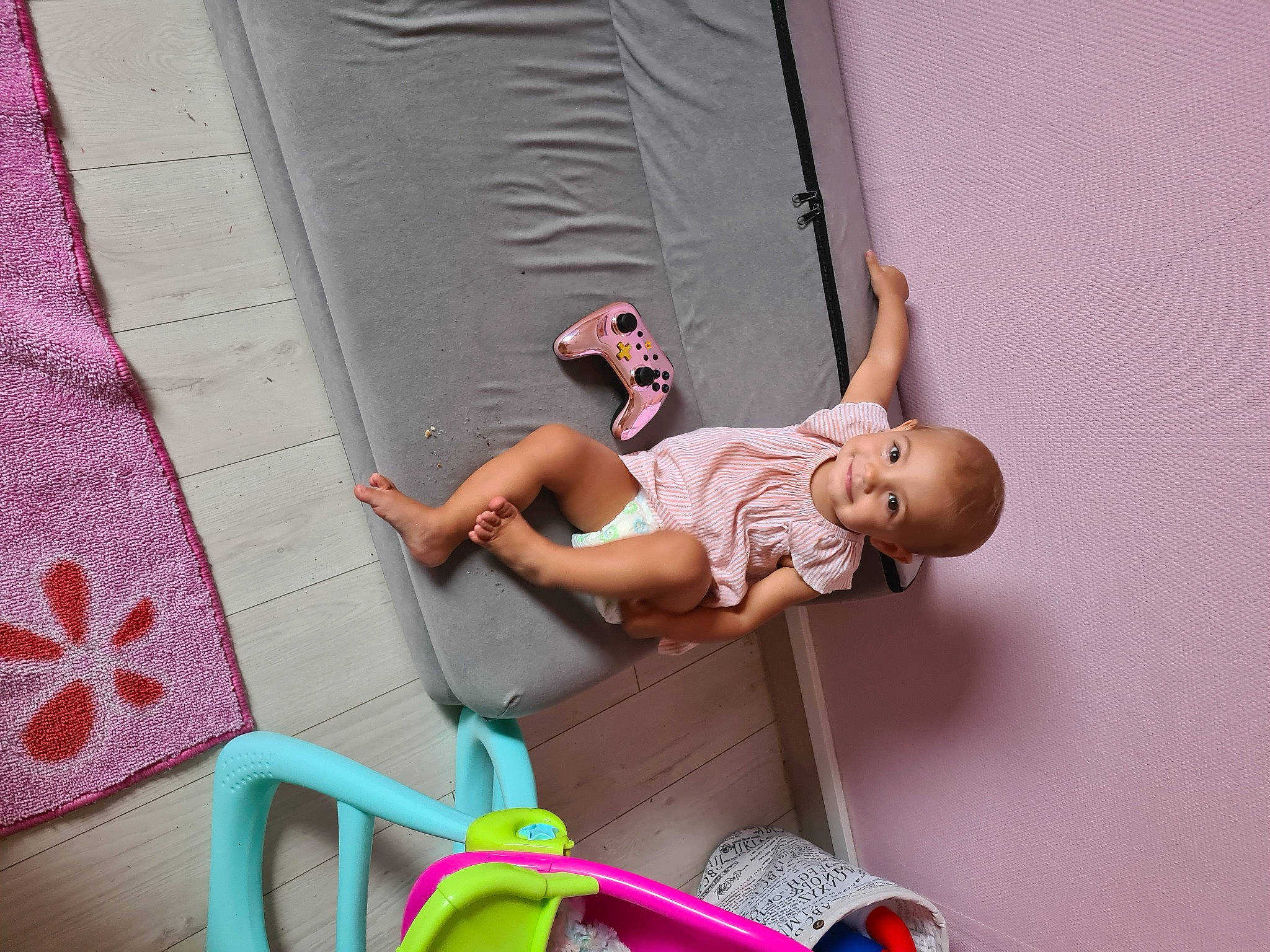 Lara a rejoint le concours — aidez-le/la à gagner de superbes lots ! baby, balance, chest, child, doll, elbow, foot, fun, human_leg, joint, joy, knee, leg, leisure, person, pink, room, sandal, shorts, thigh