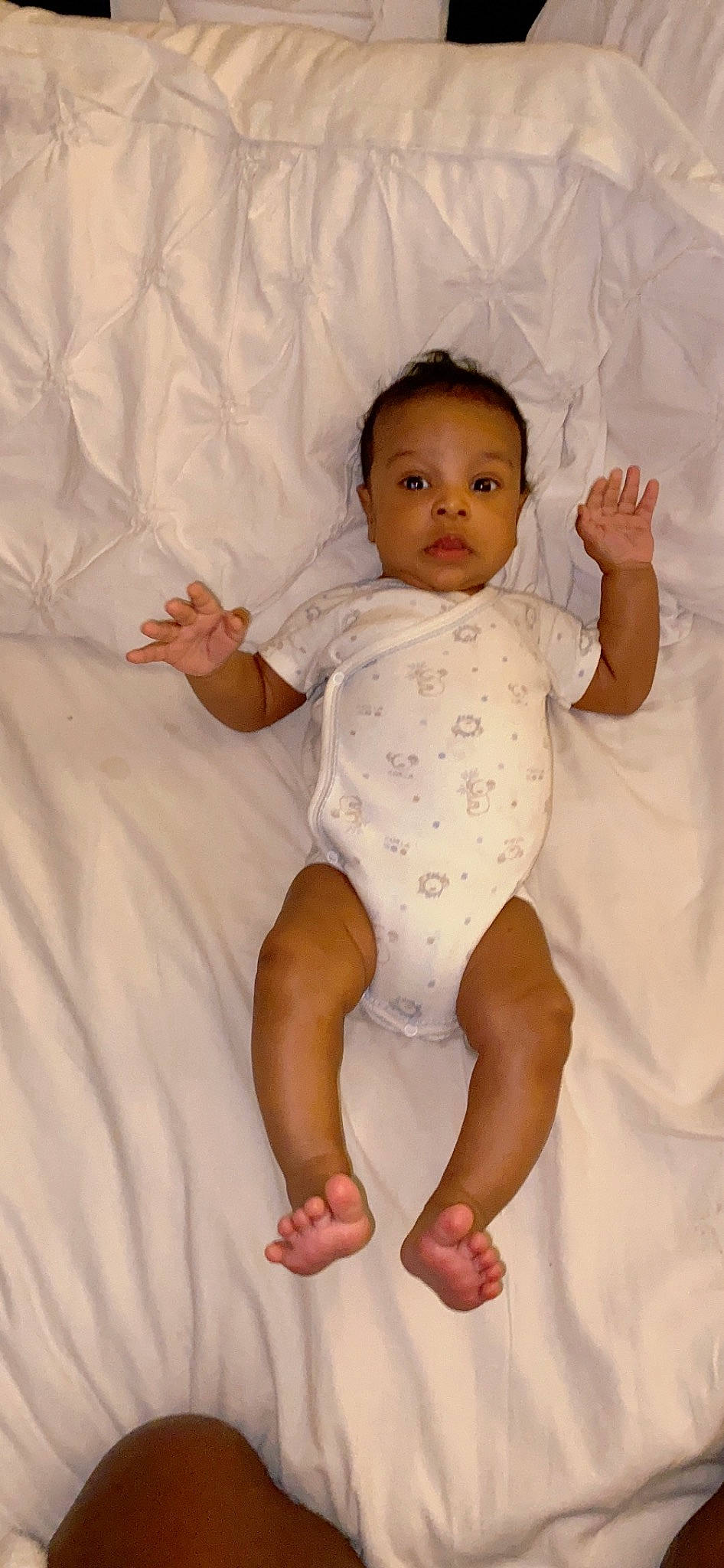 Michael participe au concours pour gagner de l'argent avec cette photo : arm, baby, baby_toddler_clothing, cheek, comfort, elbow, eye, finger, gesture, head, human_leg, joint, linens, pattern, person, pink, skin, sleeve, stomach, thumb