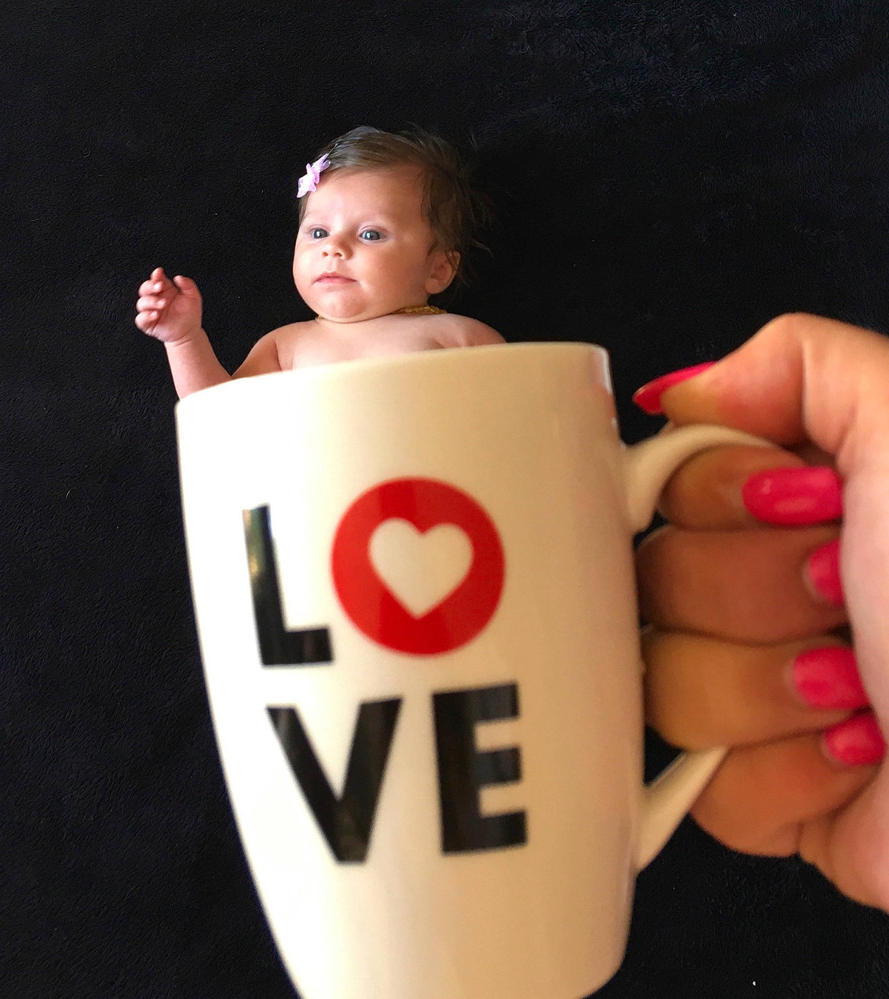 Emma a rejoint le concours — aidez-le/la à gagner de superbes lots ! arm, child, cup, fictional_character, finger, gesture, hand, mug, number, person, thumb