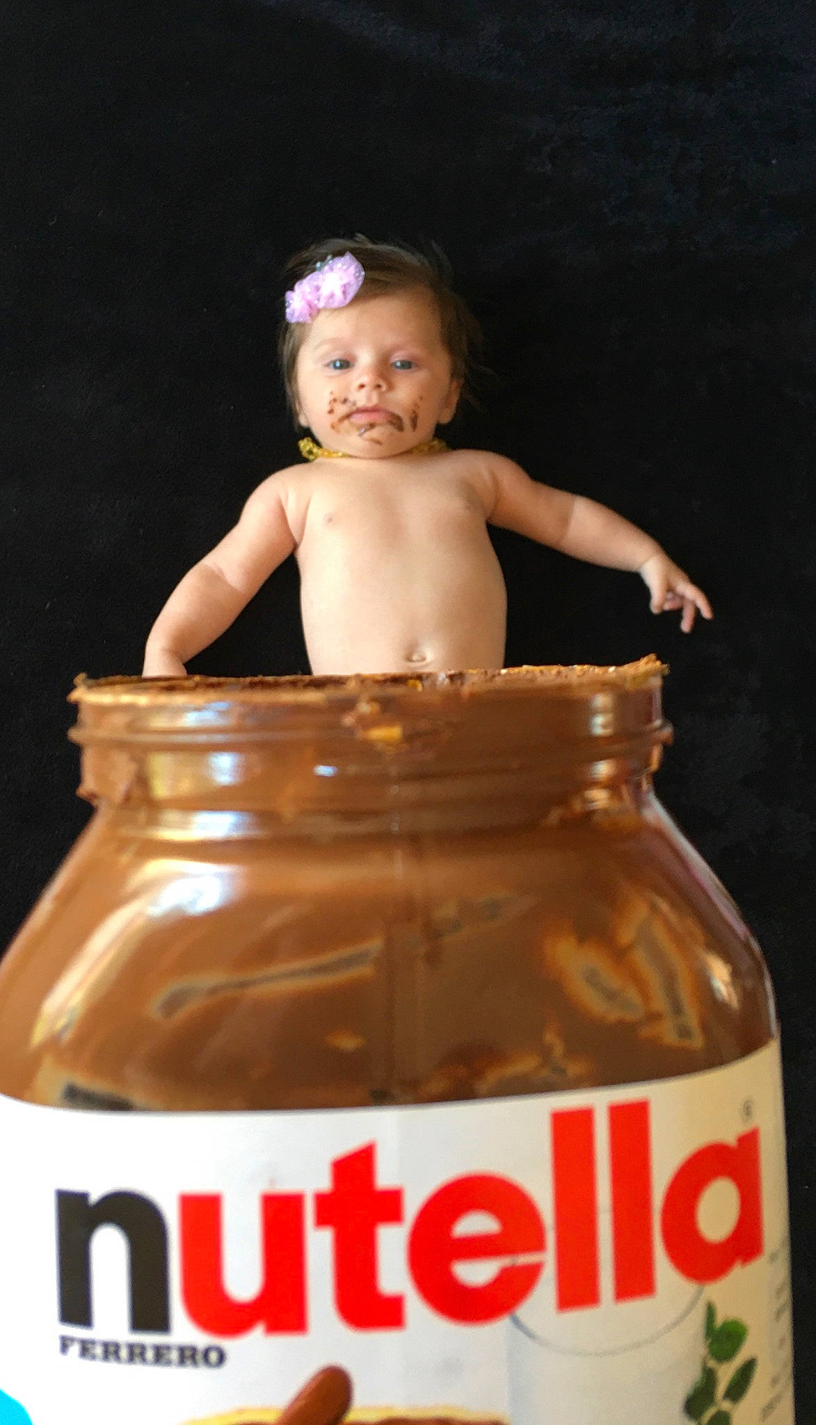 Emma a rejoint le concours — aidez-le/la à gagner de superbes lots ! child, drink, person, product, toddler