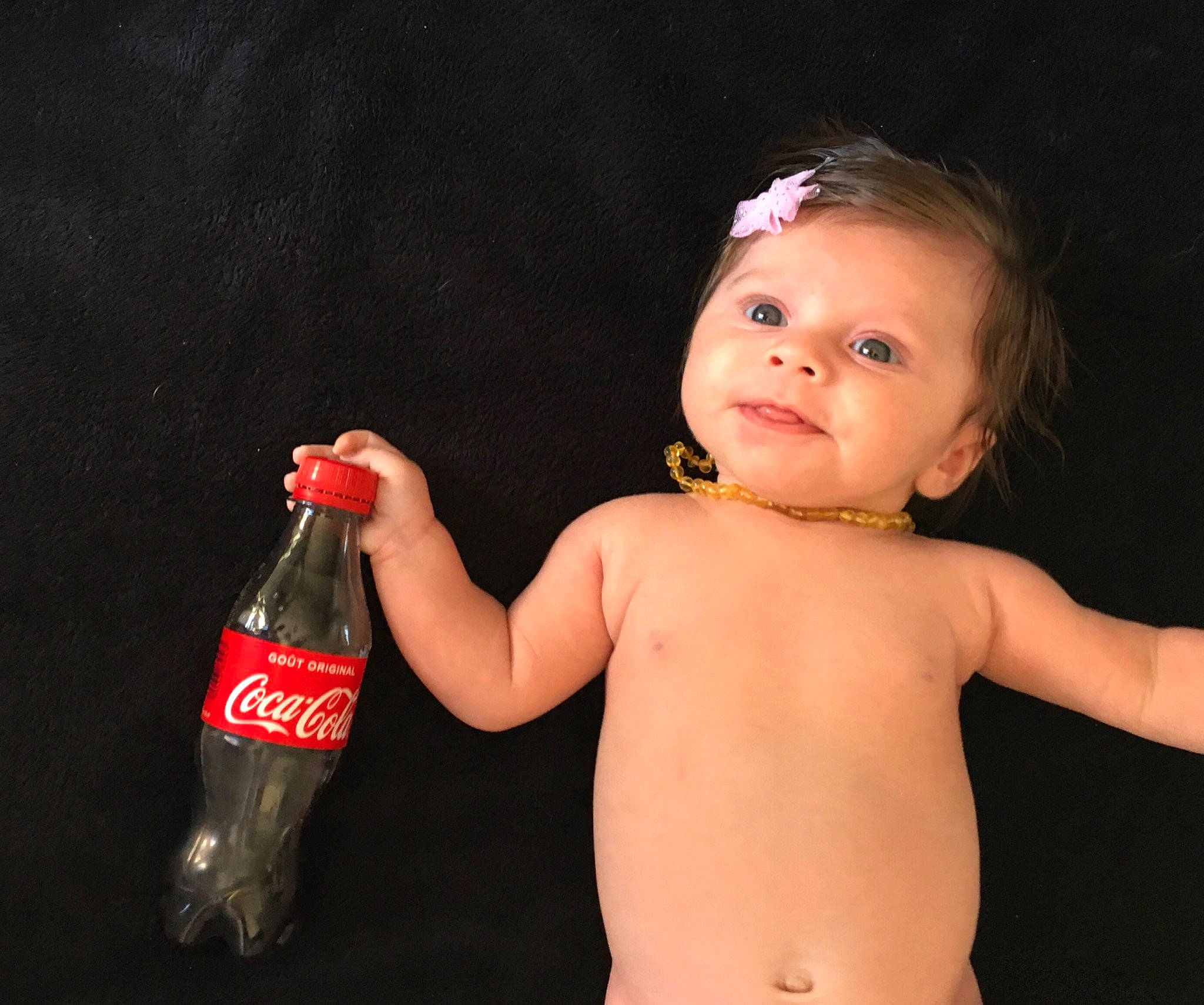 Emma participe au concours pour gagner de l'argent avec cette photo : abdomen, arm, carbonated_soft_drinks, chest, child, child_model, coca_cola, cola, drink, finger, hand, muscle, person, soft_drink, toddler, trunk