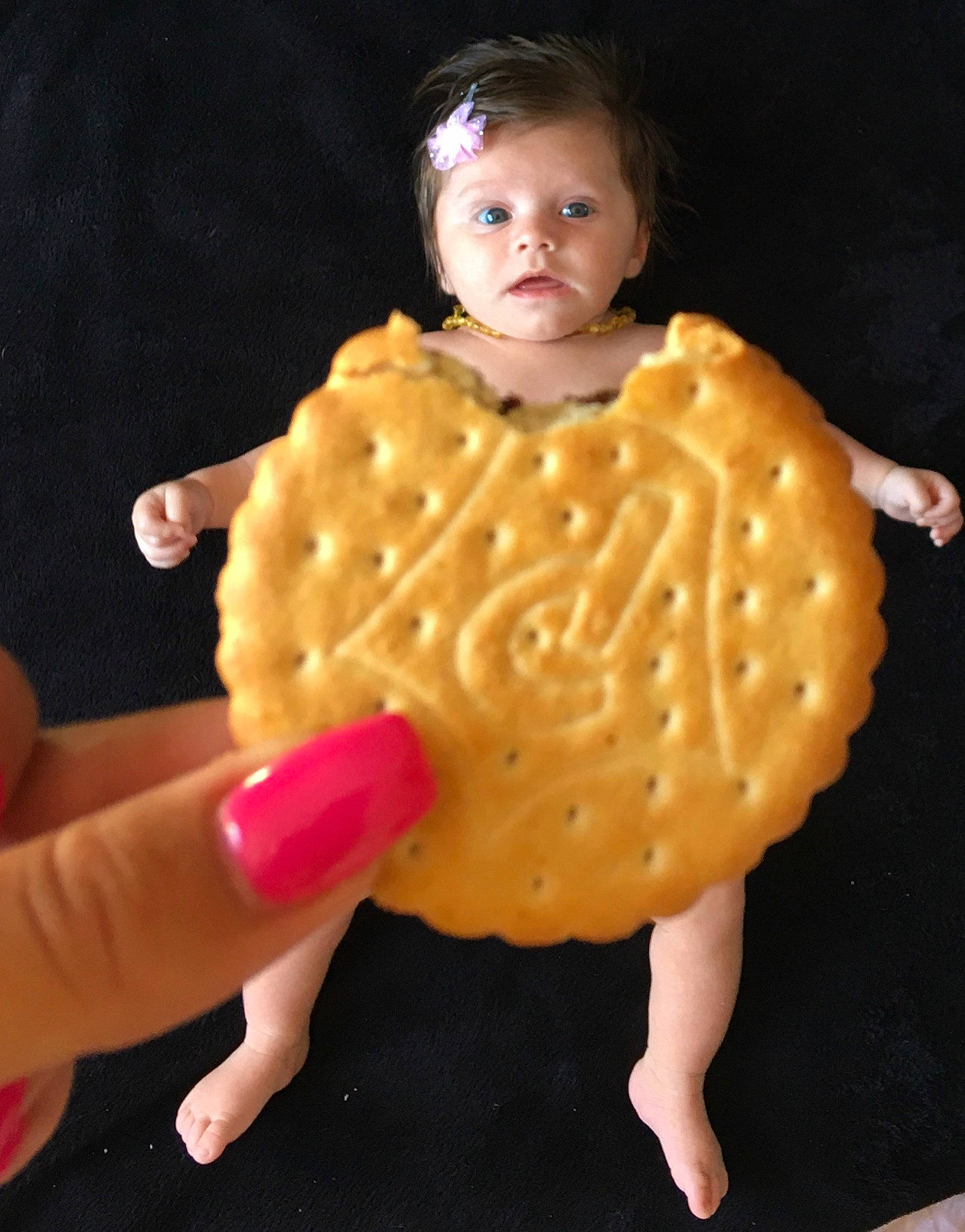 Emma participe au concours pour gagner de l'argent avec cette photo : action_figure, child, doll, fawn, figurine, person, side_dish, toddler, toy, yellow