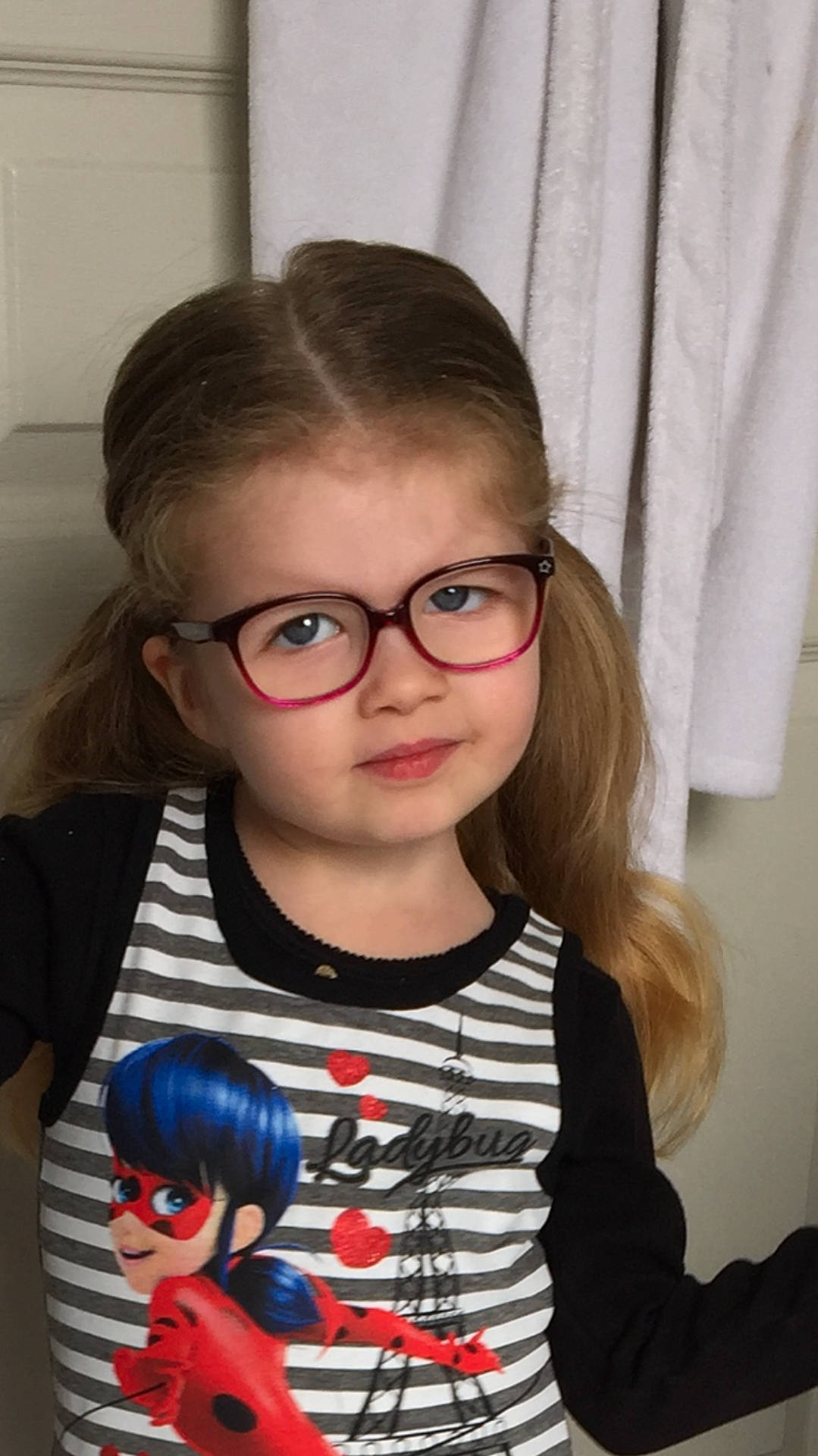 Krystal participe au concours pour gagner de l'argent avec cette photo : brown_hair, cheek, child, chin, cool, eye, eyewear, fun, girl, glasses, hair, hairstyle, long_hair, organ, person, product, smile, textile, toddler, vision_care