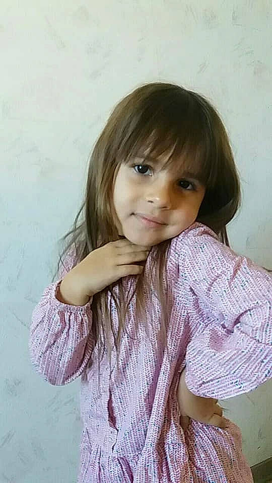 Leiana participe au concours pour gagner de l'argent avec cette photo : brown_hair, child, child_model, girl, hair, hair_coloring, hairstyle, human_hair_color, japanese_idol, long_hair, person