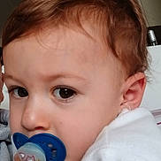 Lorenzo a rejoint le concours — aidez-le/la à gagner de superbes lots ! child, toddler, pacifier, face, close_up, brown_hair, big_eyes, white_clothing, indoor, person, baby, cute, portrait, young, skin, ear, head, expression, cozy, curious