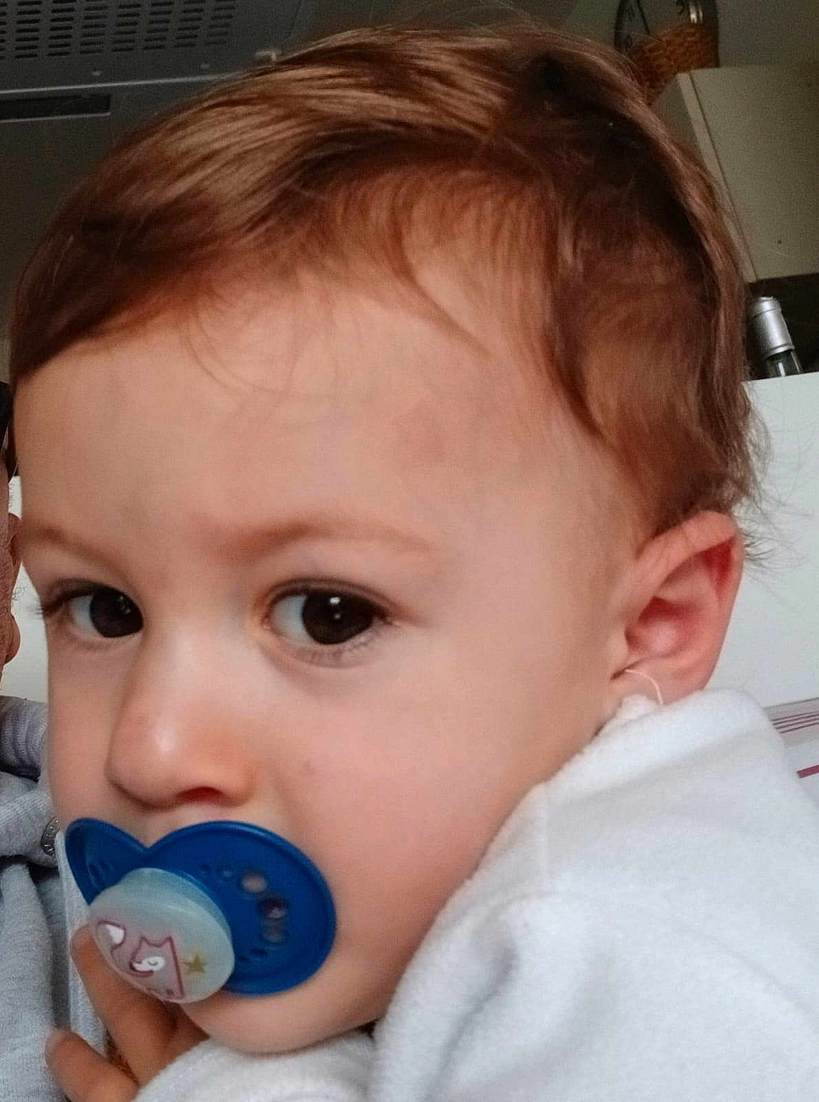 Lorenzo a rejoint le concours — aidez-le/la à gagner de superbes lots ! child, toddler, pacifier, face, close_up, brown_hair, big_eyes, white_clothing, indoor, person, baby, cute, portrait, young, skin, ear, head, expression, cozy, curious