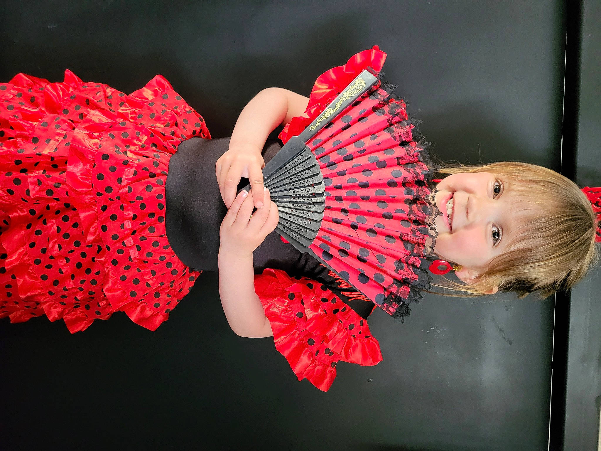 Ambre participe au concours pour gagner de l'argent avec cette photo : beauty, carmine, dress, entertainment, event, fashion_accessory, fashion_design, flash_photography, gesture, hand_fan, joy, magenta, nail, pattern, peach, performing_arts, person, petal, pink, red