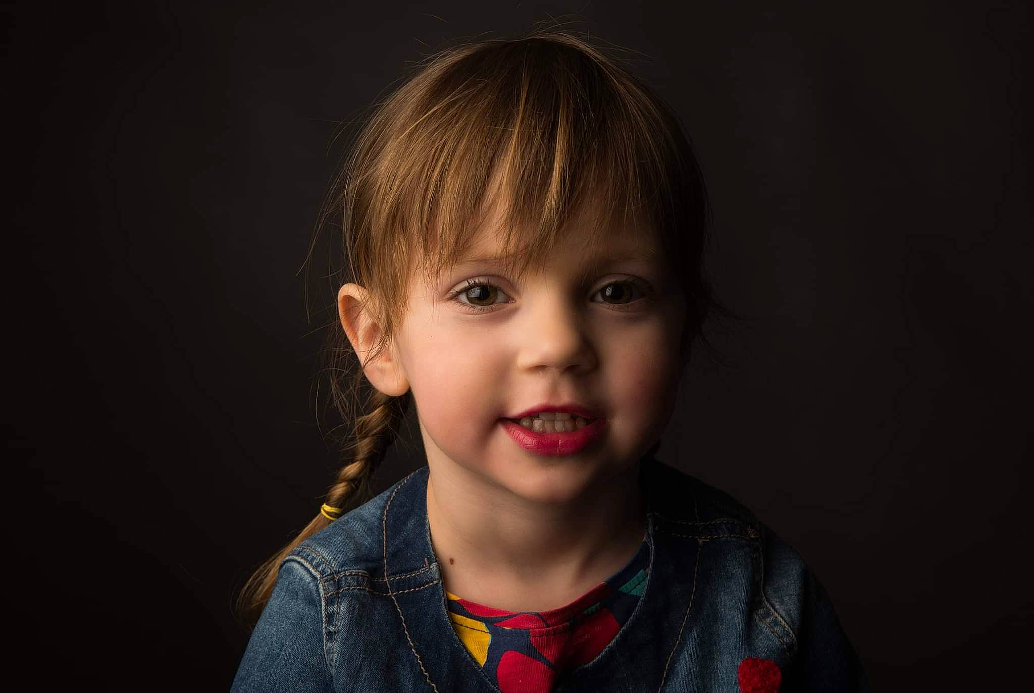 Ambre participe au concours pour gagner de l'argent avec cette photo : bangs, cheek, child, darkness, denim, eyelash, flash_photography, fun, happy, iris, jewellery, laugh, lip, nose, person, portrait, portrait_photography, sleeve, smile, t_shirt