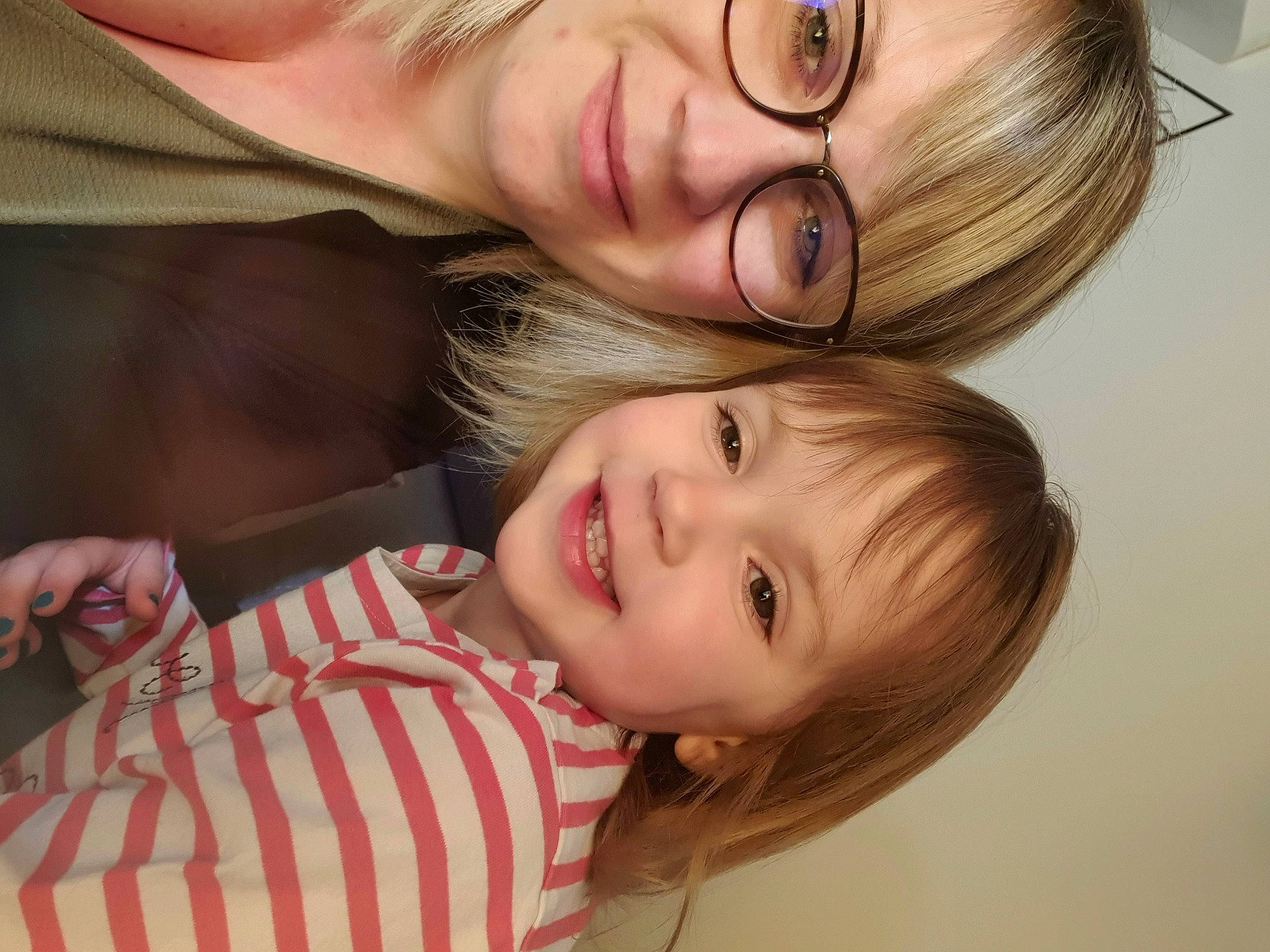 Ambre participe au concours pour gagner de l'argent avec cette photo : blond, brown_hair, cheek, child, eyebrow, eyelash, facial_expression, fun, gesture, hair, happy, iris, joy, laugh, lip, mammal, mouth, nose, person, skin