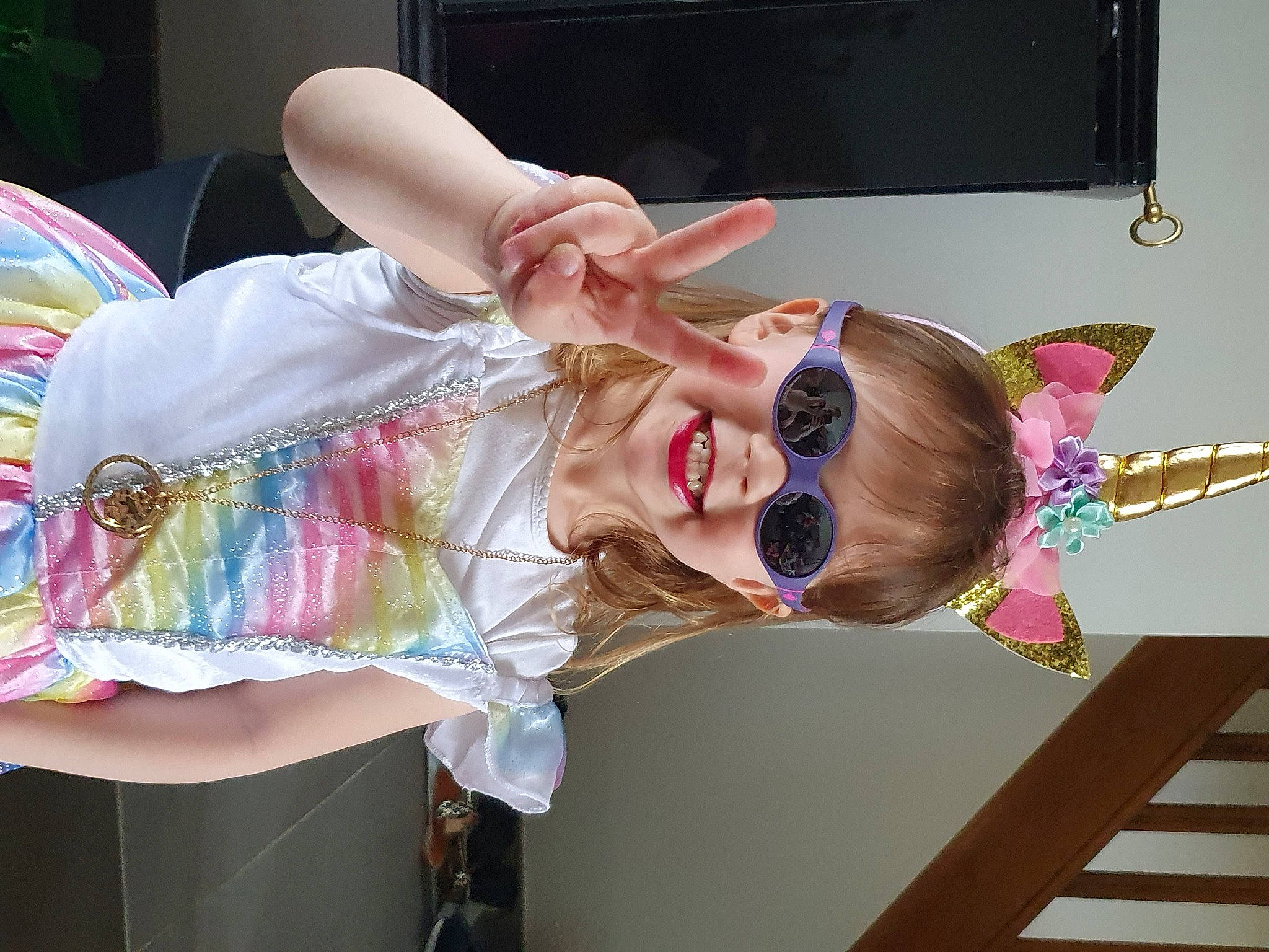Ambre a rejoint le concours — aidez-le/la à gagner de superbes lots ! child, costume, ear, eyewear, fashion_accessory, flesh, fun, goggles, happy, joy, magenta, party, person, pink, room, smile, sunglasses, television, toddler, vision_care