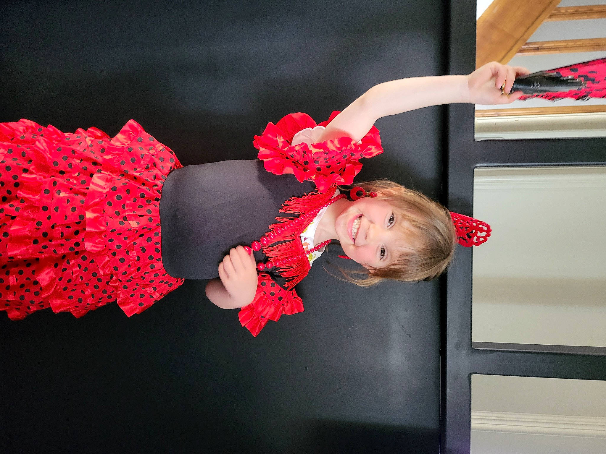 Ambre participe au concours pour gagner de l'argent avec cette photo : carmine, cut_flowers, day_dress, embellishment, event, fashion_design, flash_photography, gesture, happy, headpiece, joy, magenta, pattern, person, petal, pink, red, room, textile, toddler