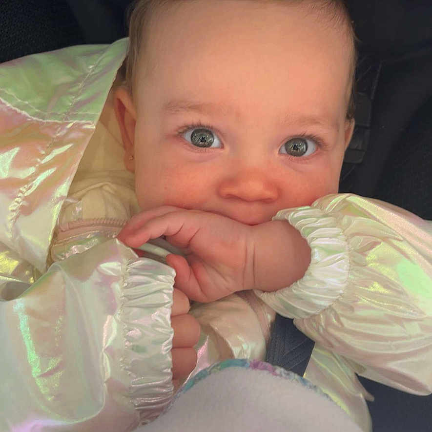 Amélia a rejoint le concours — aidez-le/la à gagner de superbes lots ! baby, blanket, bodypart, clothing, coat, cushion, electronics, face, finger, glove, hand, happy, head, homedecor, jacket, newborn, person, photography, portrait, smile