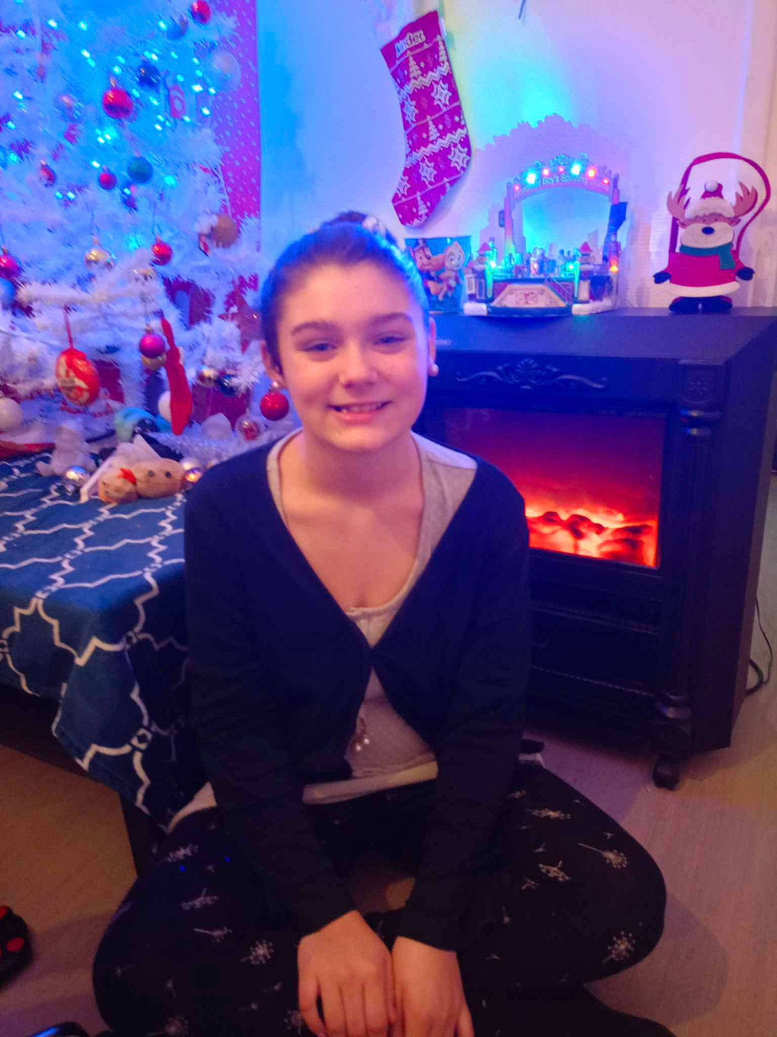 Enola a rejoint le concours — aidez-le/la à gagner de superbes lots ! electric_blue, entertainment, event, fire, fish, fun, gas, hearth, heat, jewellery, joy, leisure, magenta, necklace, performance, person, purple, room, sitting, smile