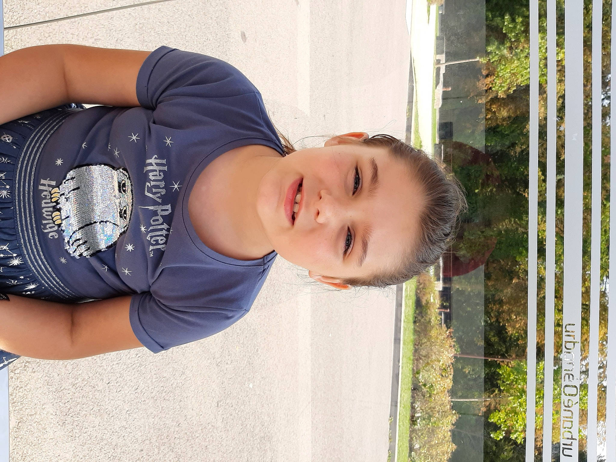 Enola a rejoint le concours — aidez-le/la à gagner de superbes lots ! elbow, eyewear, glasses, grass, happy, hat, joint, joy, mammal, neck, people, person, plant, shoulder, sleeve, smile, sunglasses, t_shirt, toddler, trunk