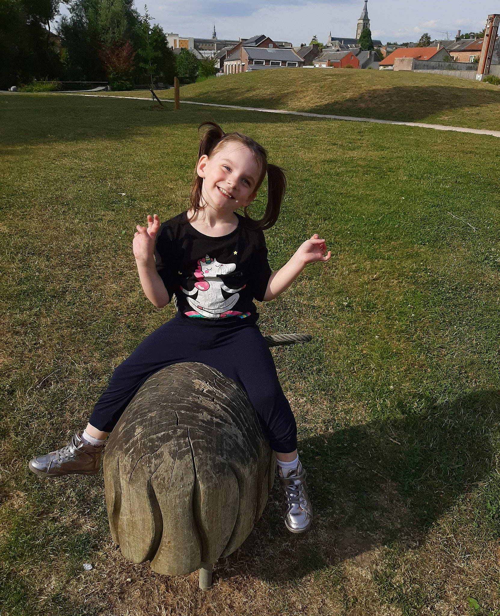 Louisa participe au concours pour gagner de l'argent avec cette photo : cloud, flash_photography, fun, grass, grass_family, grassland, happy, joy, knee, lawn, leisure, people_in_nature, person, plant, shorts, sitting, sky, smile, summer, t_shirt