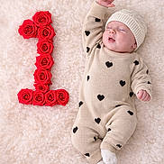 Alba a rejoint le concours — aidez-le/la à gagner de superbes lots ! adorable, baby, celebration, cozy, cute, fluffy_blanket, hat, heart_pattern, indoor, infant, laying_down, milestone, newborn, number_one, onesie, peaceful, portrait, red_roses, sleeping, soft_texture