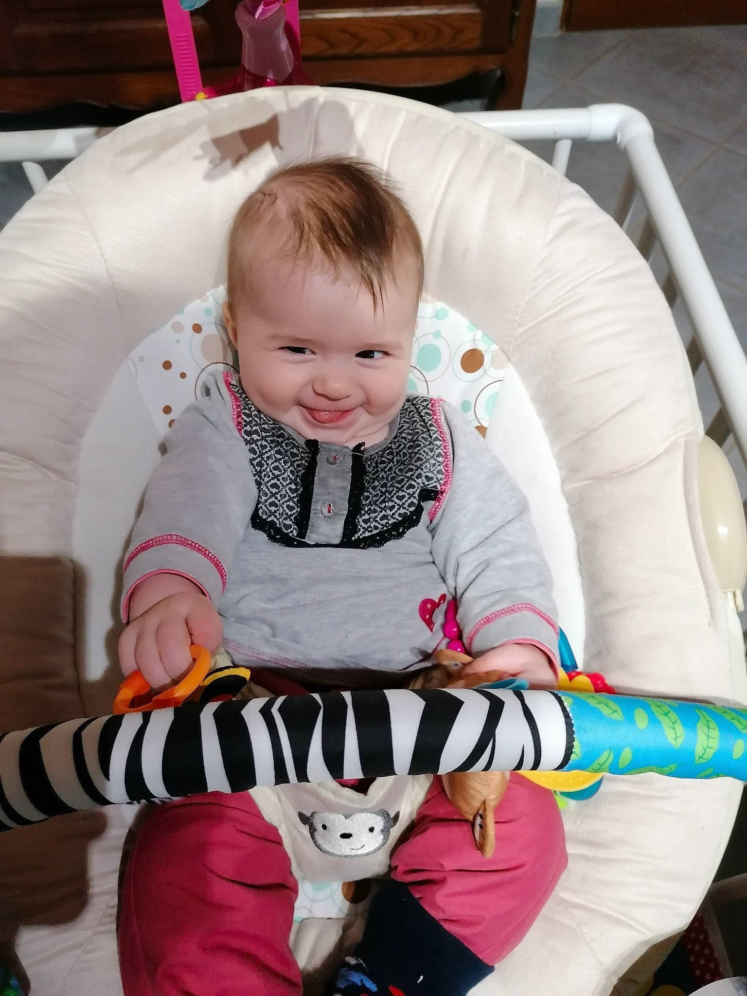 Anaëlle participe au concours pour gagner de l'argent avec cette photo : baby, baby_carriage, baby_products, baby_safety, baby_toddler_clothing, child, comfort, couch, event, fashion_accessory, happy, lap, linens, pattern, person, pink, sitting, sleeve, smile, toddler