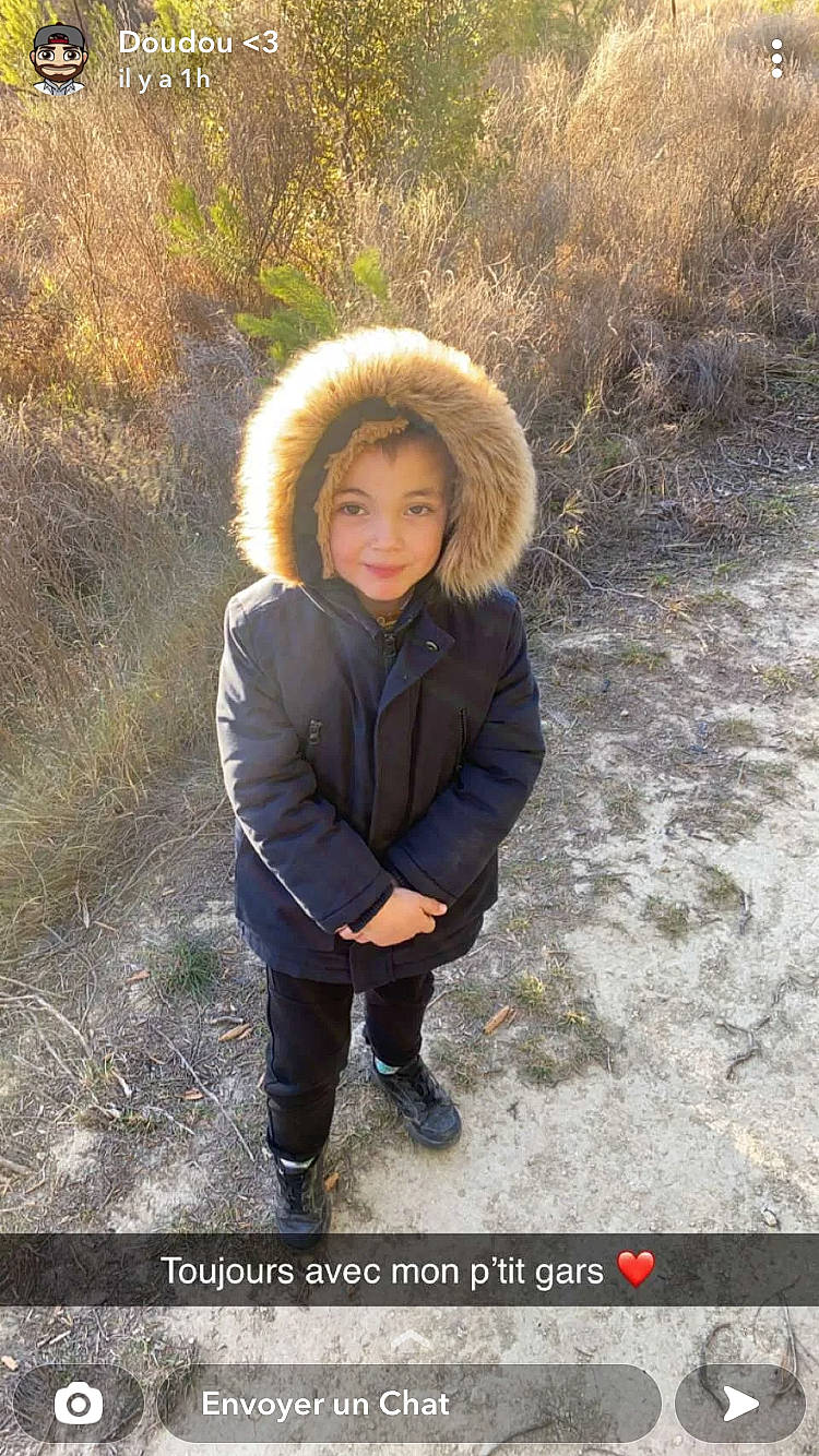 Tiago participe au concours pour gagner de l'argent avec cette photo : boot, child, flash_photography, freezing, fur, glove, grass, happy, hoodie, jacket, joy, landscape, leisure, people_in_nature, person, recreation, sitting, soil, stock_photography, toddler