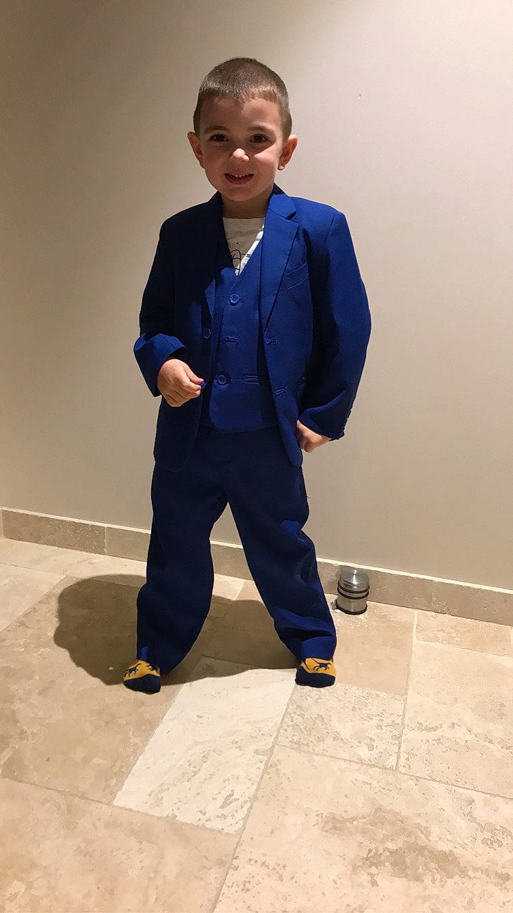 Tiago a rejoint le concours — aidez-le/la à gagner de superbes lots ! blazer, collar, denim, dress_shirt, electric_blue, fashion_design, flooring, formal_wear, gesture, joy, knee, outerwear, person, sleeve, smile, sportswear, street_fashion, suit, toddler, uniform