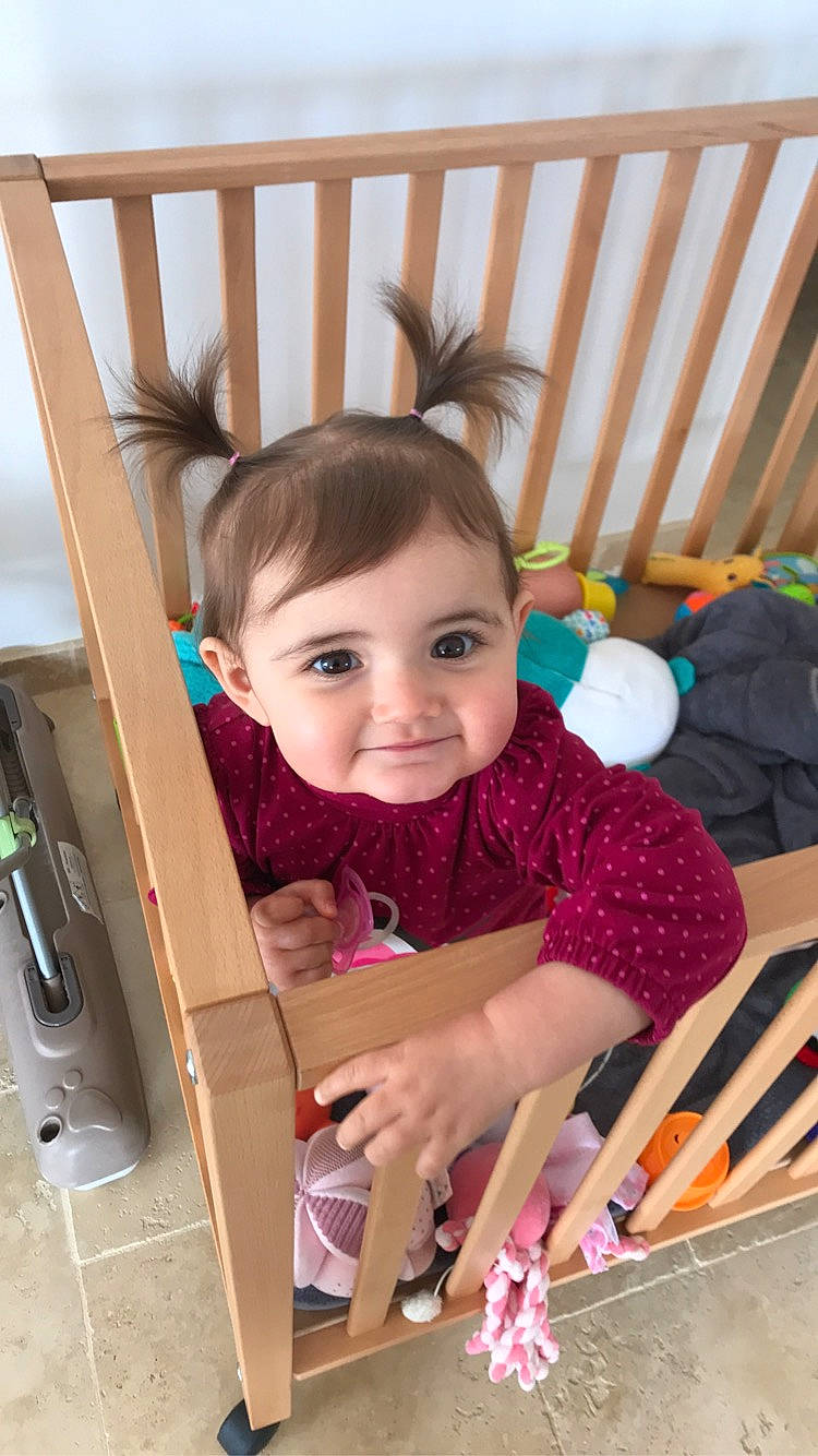 Lya a rejoint le concours — aidez-le/la à gagner de superbes lots ! baby, baby_products, baby_toddler_clothing, chair, cheek, child, fun, happy, hardwood, iris, joy, leisure, magenta, person, product, room, sitting, skin, smile, sock