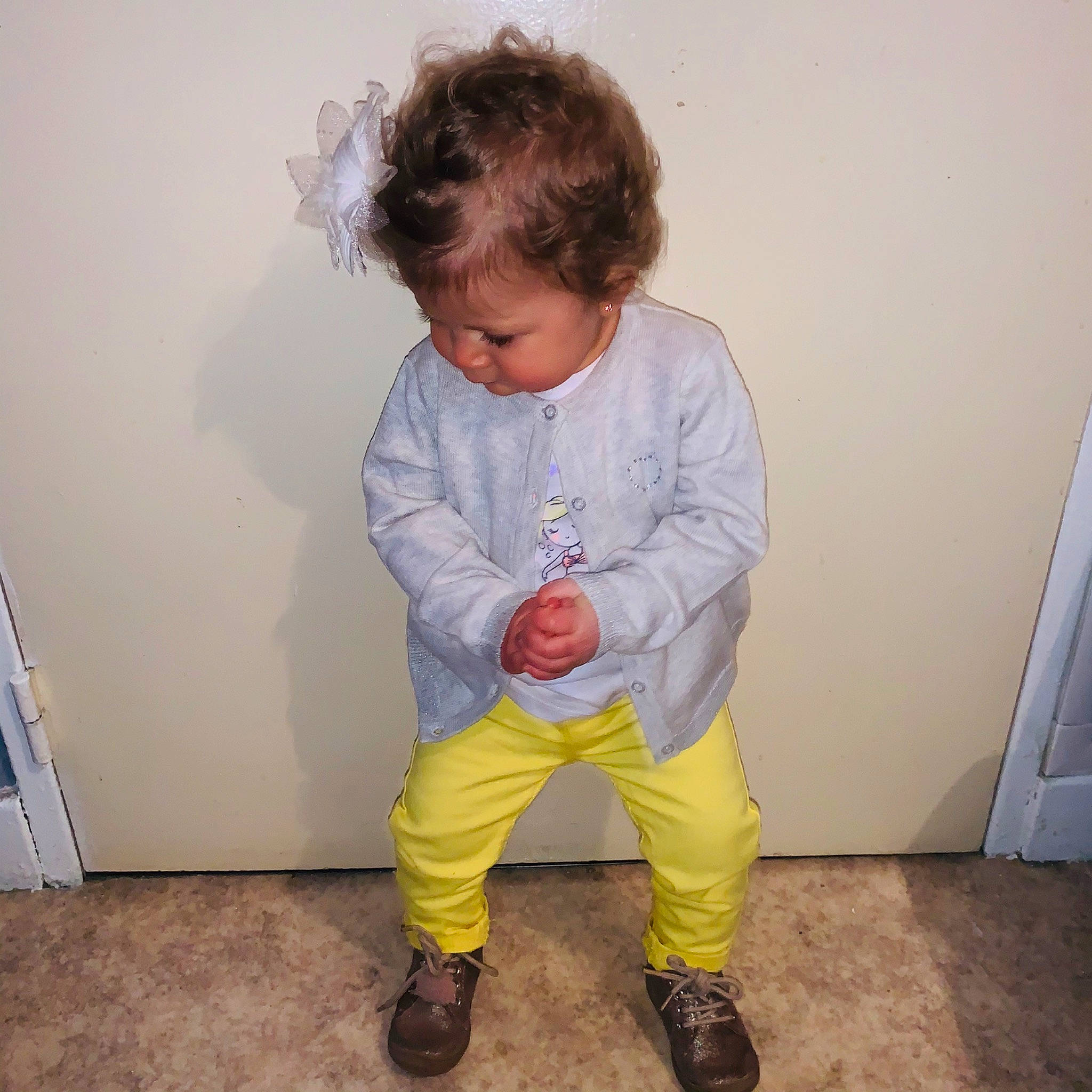 Klelya participe au concours pour gagner de l'argent avec cette photo : child, outerwear, person, shoe, sleeve, standing, toddler, yellow