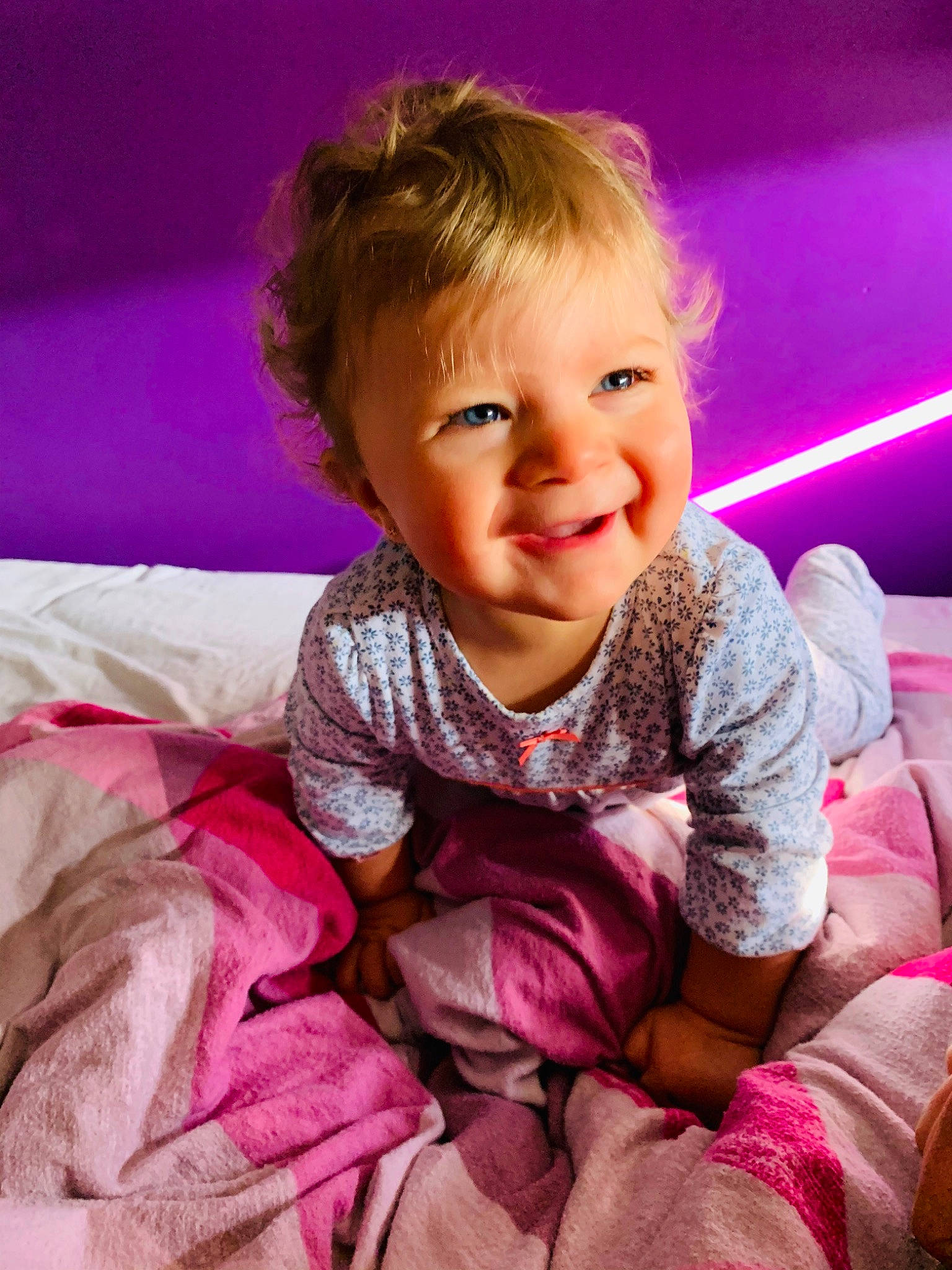 Klelya a rejoint le concours — aidez-le/la à gagner de superbes lots ! baby, beauty, blond, cheek, child, eye, face, facial_expression, fun, hair, head, human, nose, people, person, pink, purple, sitting, skin, smile