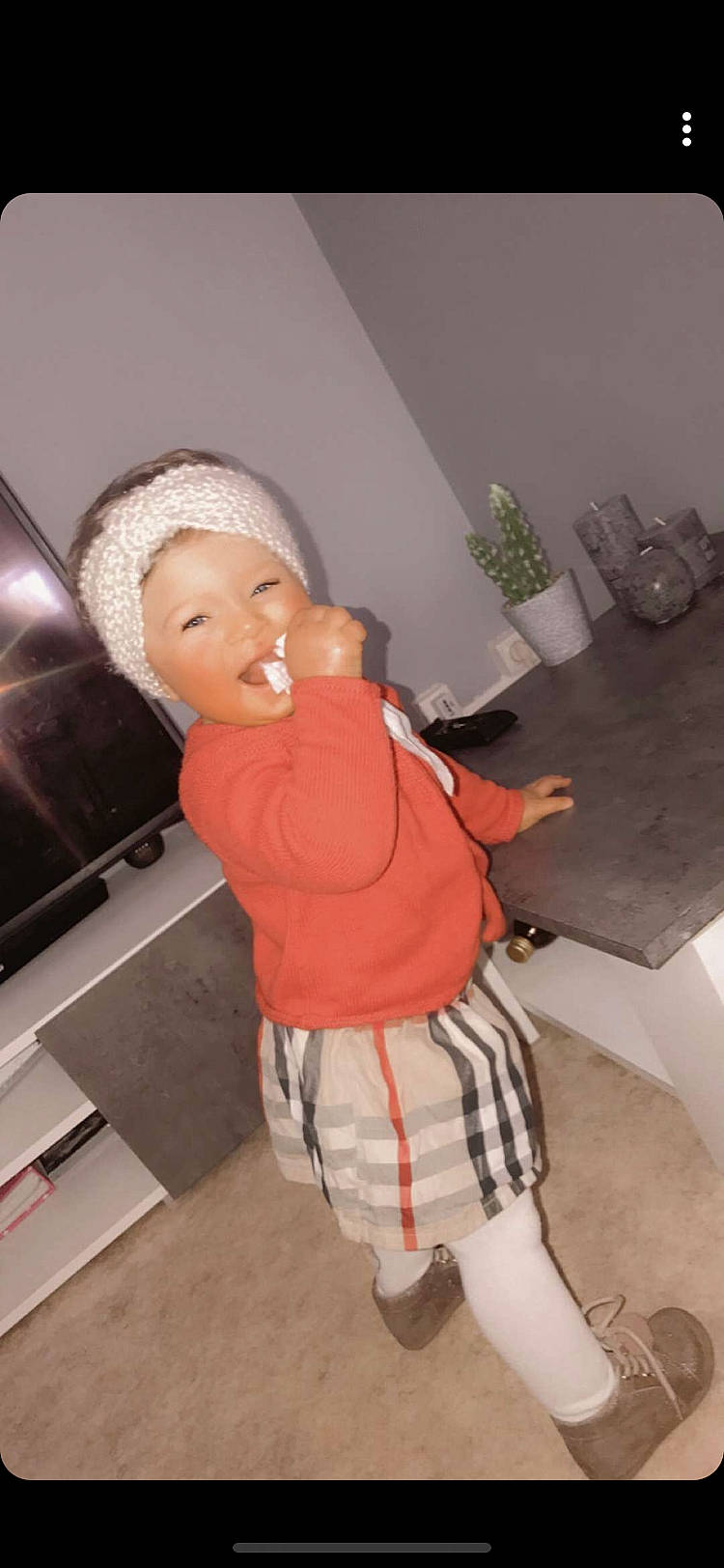 Klelya participe au concours pour gagner de l'argent avec cette photo : child, headwear, leg, person, toddler