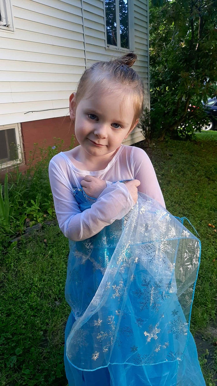 Neveah is registered to the contest to win money with this photo: baby_toddler_clothing, backyard, child, electric_blue, event, fun, garden, grass, happy, house, joy, lawn, people_in_nature, person, plant, plastic_bag, smile, toddler, water, window