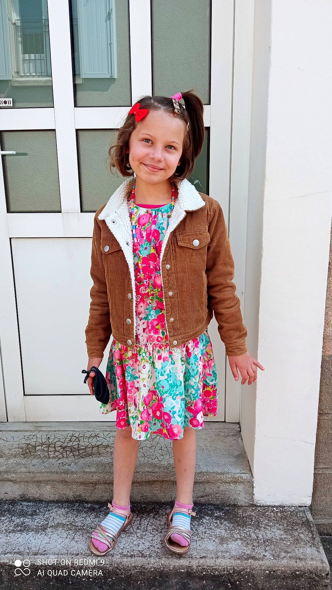 Léna a rejoint le concours — aidez-le/la à gagner de superbes lots ! baby_toddler_clothing, blazer, collar, dress_shirt, face, fashion_design, headwear, joy, magenta, neck, outerwear, pattern, person, pink, plant, shoe, shoulder, sleeve, smile, street_fashion