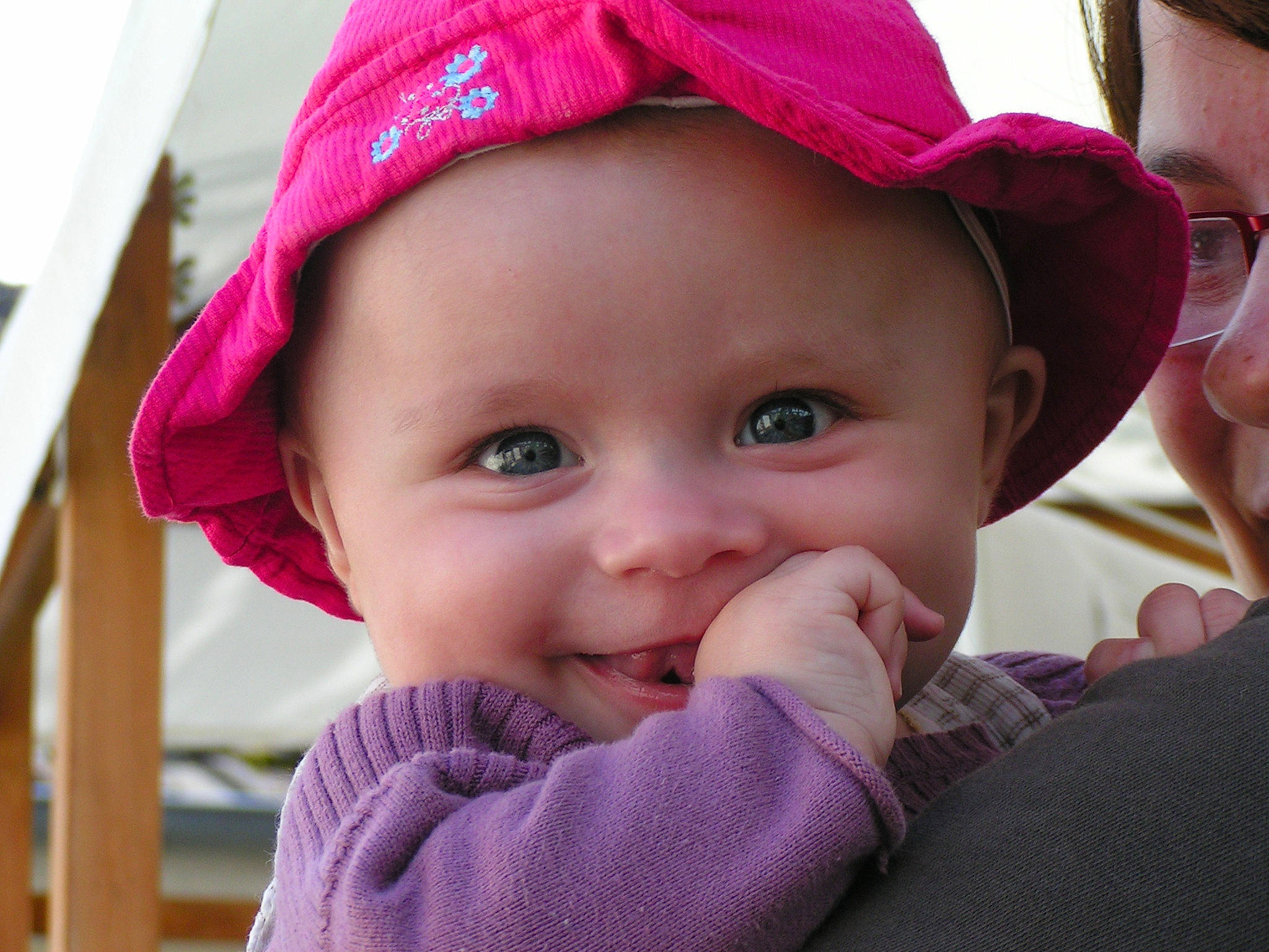 éline participe au concours pour gagner de l'argent avec cette photo : baby, cap, cheek, chin, clothing, eyebrow, eyelash, facial_expression, hat, headwear, lip, mouth, nose, organ, outerwear, person, product, purple, skin, sleeve