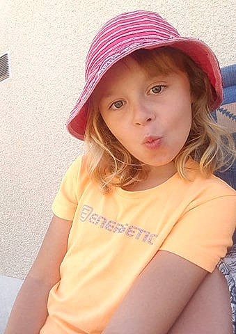 éline a rejoint le concours — aidez-le/la à gagner de superbes lots ! cap, chin, clothing, cool, eye, eyebrow, face, fun, happy, hat, headwear, lip, mouth, neck, outerwear, person, pink, shoulder, skin, sleeve