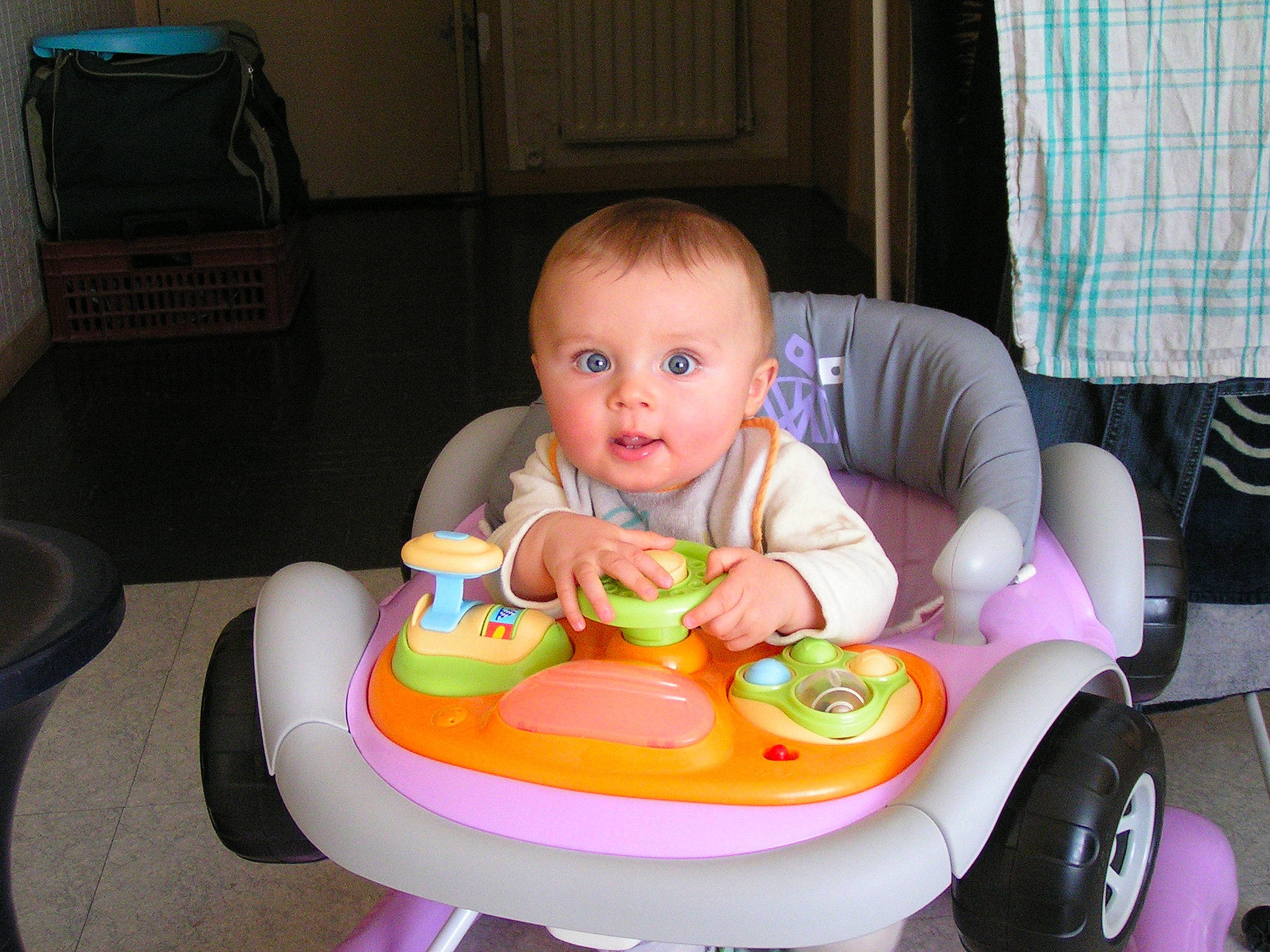 éline participe au concours pour gagner de l'argent avec cette photo : baby, baby_products, baby_toddler_clothing, chair, child, comfort, curtain, fun, hand, lap, person, product, riding_toy, sharing, sitting, skin, tire, toddler, toy, vehicle