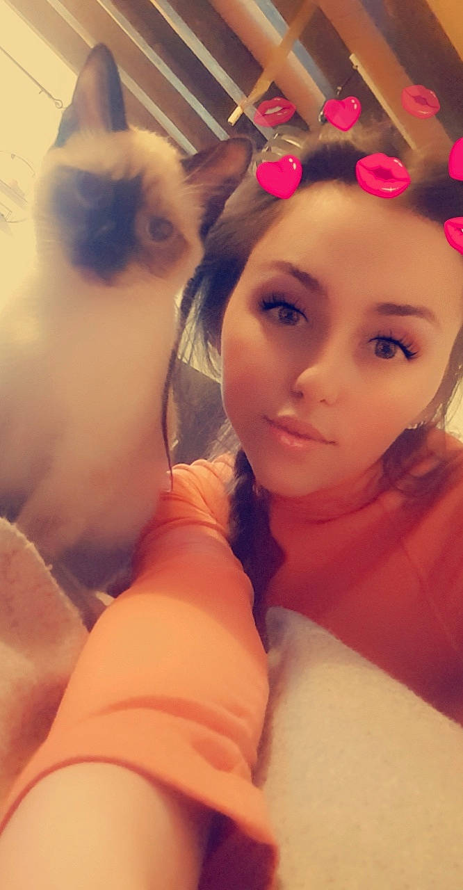 Yéti a rejoint le concours — aidez-le/la à gagner de superbes lots ! beauty, cheek, ear, eye, eyebrow, eyelash, face, finger, forehead, hair, hair_accessory, hand, head, lip, long_hair, mouth, nose, pink, selfie, skin