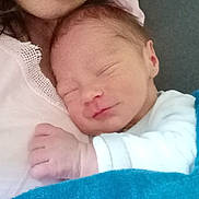 Adriàn a rejoint le concours — aidez-le/la à gagner de superbes lots ! newborn, baby, sleeping, infant, closeup, hand, skin, blanket, white_clothing, face, peaceful, cozy, rest, soft, cute, child, portrait, human, parent, tender