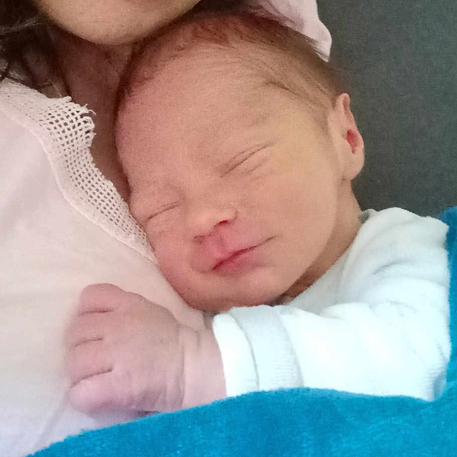 Adriàn a rejoint le concours — aidez-le/la à gagner de superbes lots ! newborn, baby, sleeping, infant, closeup, hand, skin, blanket, white_clothing, face, peaceful, cozy, rest, soft, cute, child, portrait, human, parent, tender