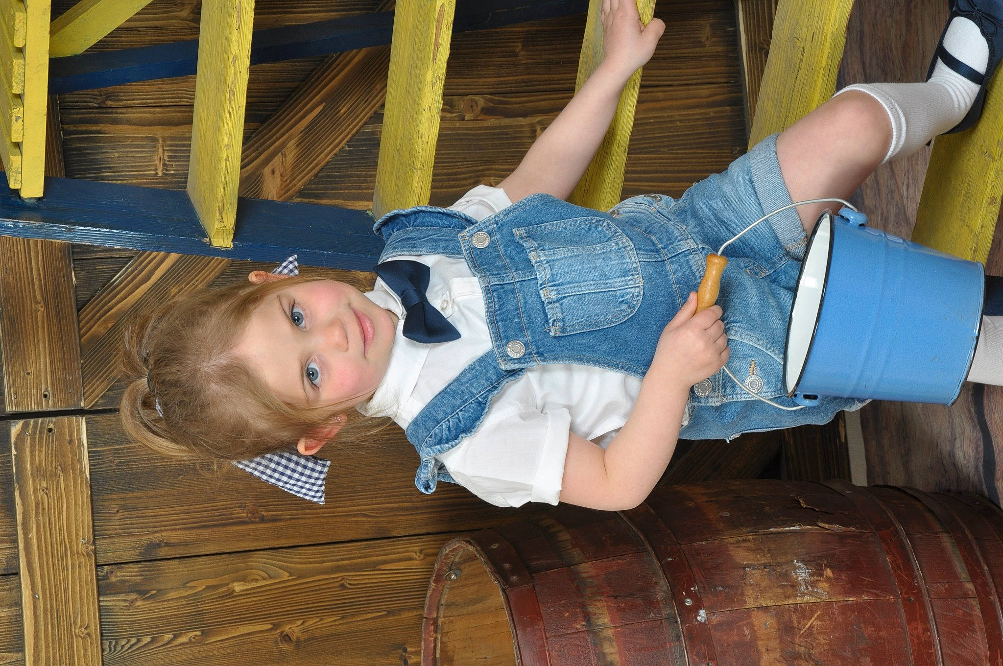 Lilya a rejoint le concours — aidez-le/la à gagner de superbes lots ! baby_toddler_clothing, child, denim, electric_blue, fun, happy, hardwood, human_body, human_leg, joy, knee, leg, leisure, person, plant, product, sitting, smile, textile, thigh