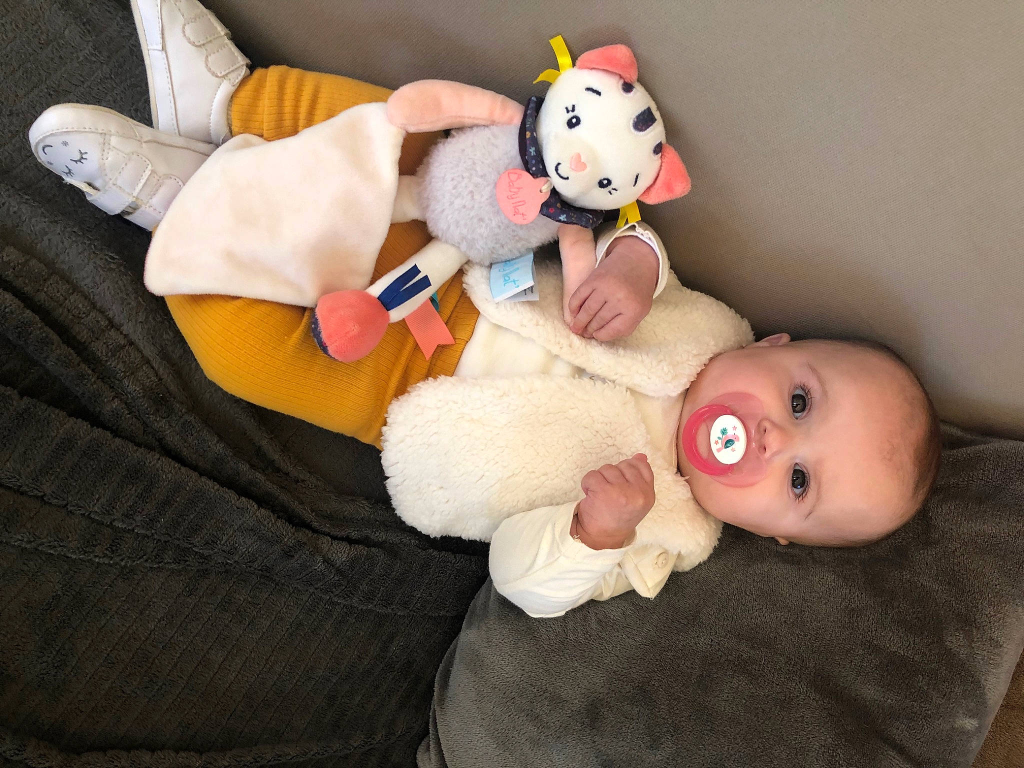 Leya participe au concours pour gagner de l'argent avec cette photo : baby, baby_toddler_clothing, baby_toys, child, comfort, facial_expression, finger, fun, fur, gesture, happy, head, nose, orange, person, plush, skin, smile, stuffed_toy, textile